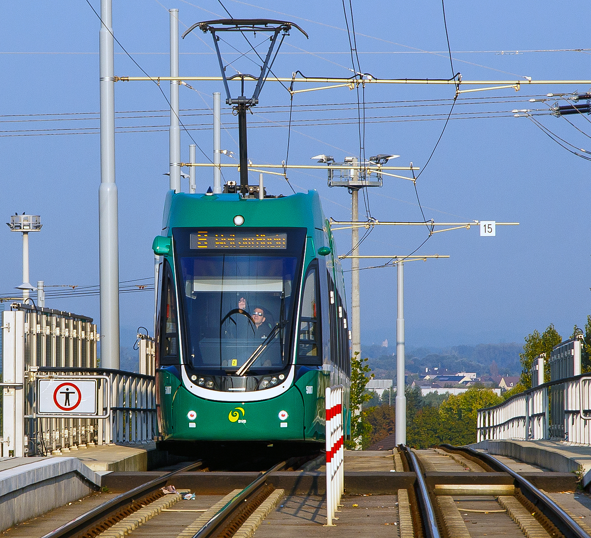 Der BVB Be 6/8 5007 ein siebenteiliger Bombardier FLEXITYBasel (auch Bombardier Flexity 2), Baujahr 2015, erreicht als Line 8 die Endstation Weil am Rhein Bahnhof/Zentrum, welches sich auf der neugebauten Strassenbahnbrcke, direkt neben der Friedensbrcke, befindet.  

Seit dem Fahrplanwechsel am 14. Dezember 2014 fhrt die Tramlinie 8 auf einer Neubaustrecke ber ihrem frheren Endpunkt Kleinhningen in Basel hinaus durch Friedlingen zum Bahnhof Weil am Rhein, wo seitdem ferner die sdlichste Straenbahnhaltestelle Deutschlands liegt. 

Die Linie 8 wurde via Weil – Friedlingen bis zum Bahnhof von Weil am Rhein verlngert und ging zum Fahrplanwechsel am 14. Dezember 2014 in Betrieb. Dies ist seit 47 Jahren wieder die erste grenzberschreitende Tramlinie der BVB.  Die Wendeschleife ist am Europaplatz. Die 2,8 km lange Neubaustrecke hat, inklusive zweier neu gebauter Brcken, 104 Millionen Franken gekostet. 