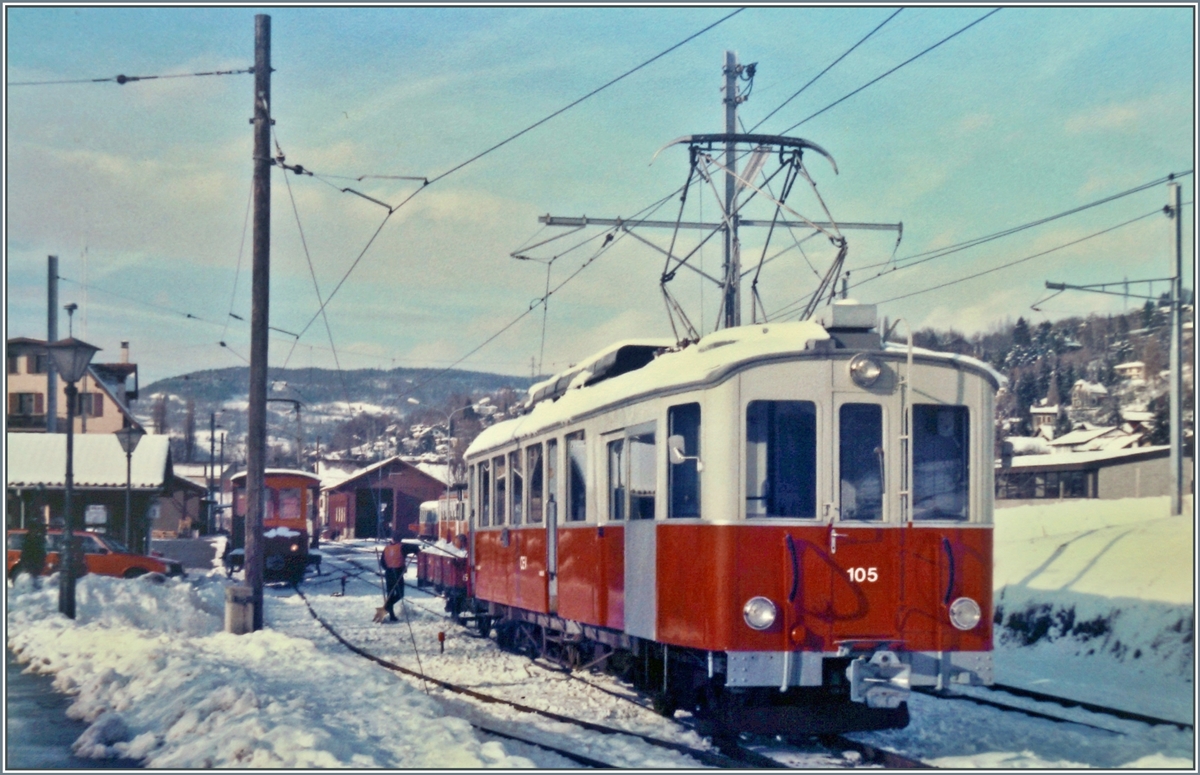 Der CEV BDe 4/4 105 mit einem Dienstzug in Blonay bei der Schneeräumung.

Der Triebwagen steht zur Zeit in Les Cases und sollte bei sich bietender Gelegenheit von der Blonay-Chamby Bahn aufgearbeitet werden.

Januar 1985