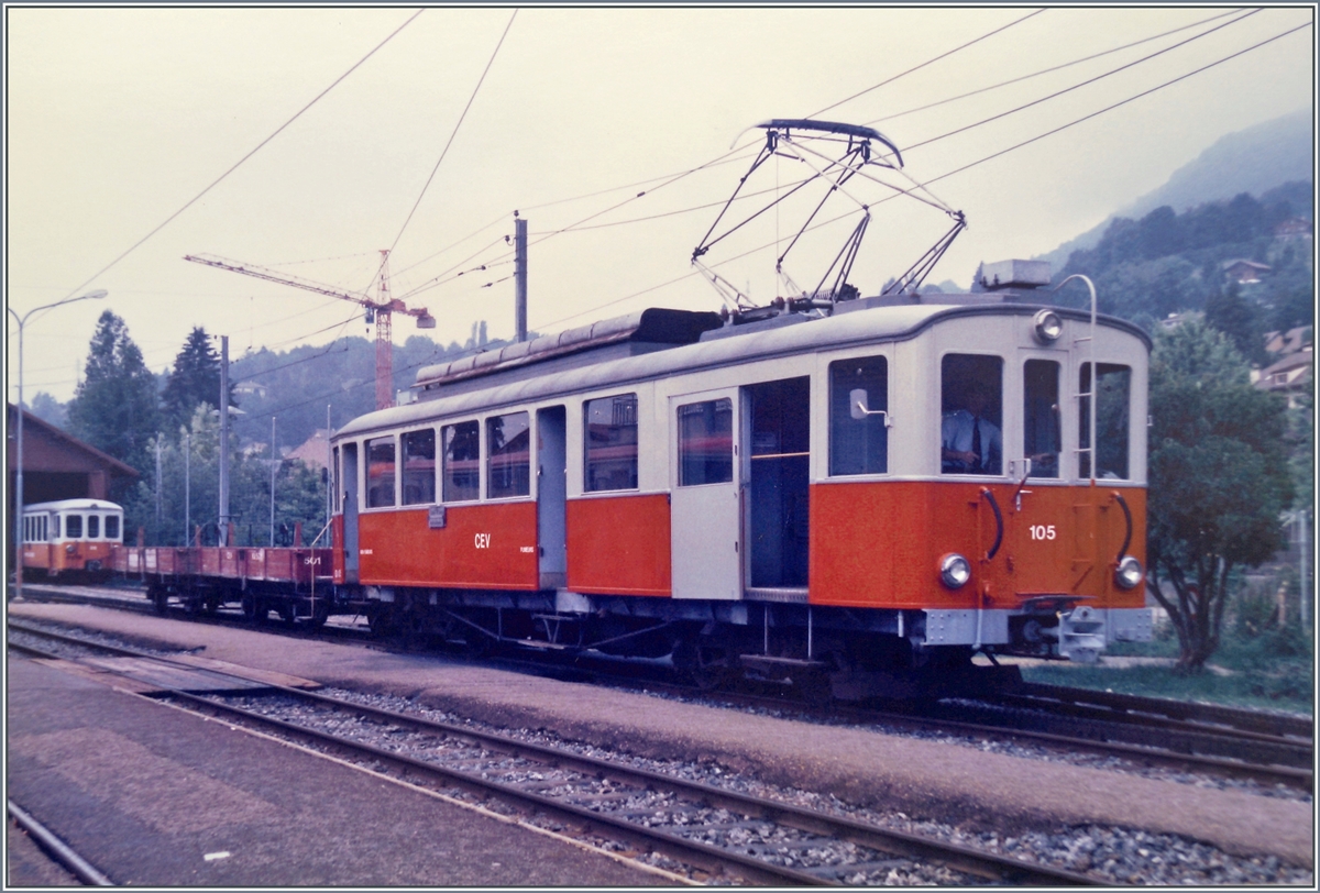 Der CEV BDe 4/4 105 mit einem Dienstzug in Blonay. 
Der Triebwagen steht zur Zeit in Les Cases und sollte bei sich bietender Gelegenheit von der Blonay-Chamby Bahn aufgearbeitet werden. 

August 1985