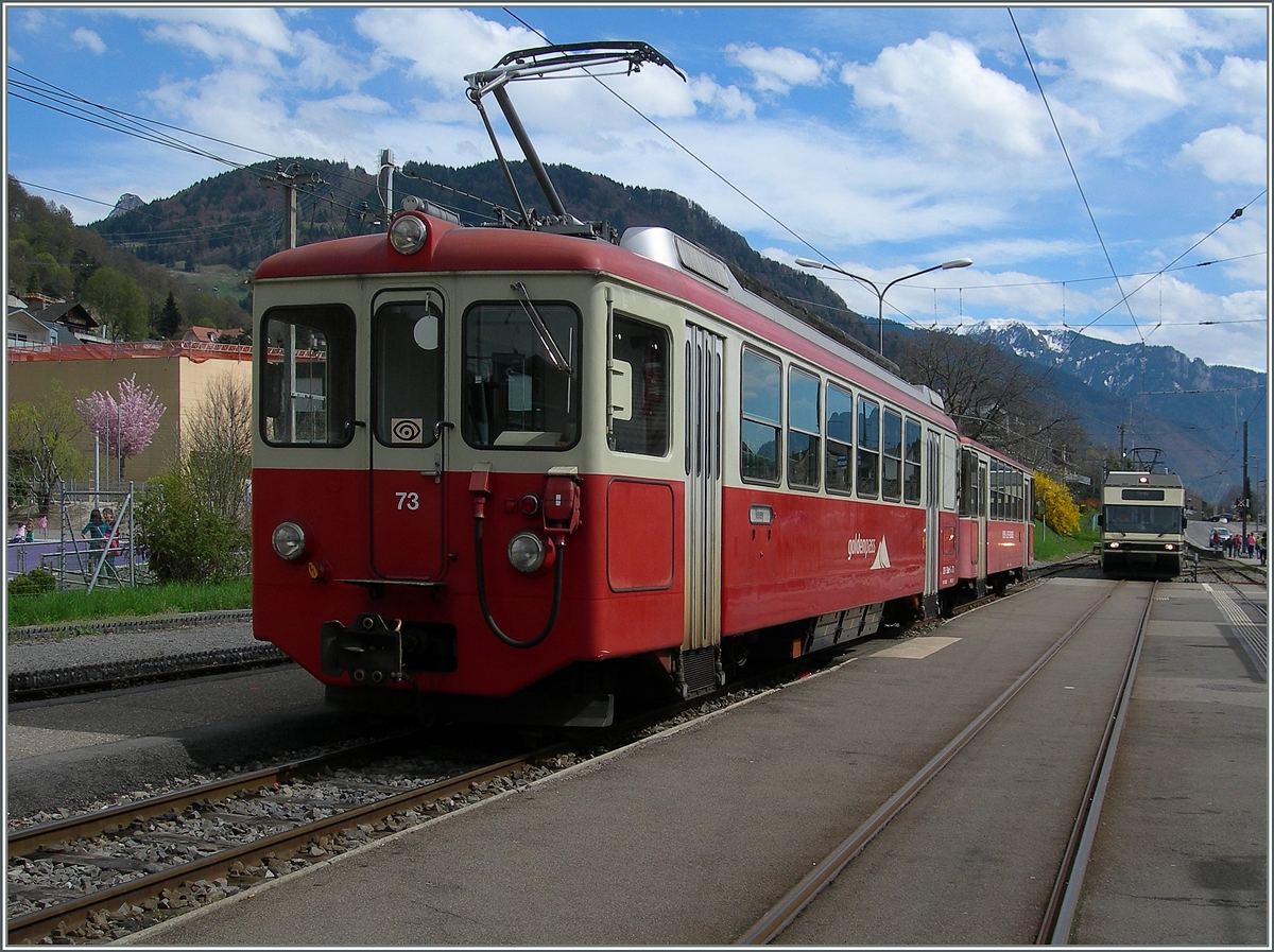 Der CEV BDeh 2/4 7 ist mit seine mBt 222 als Regionalzug 1335 von Vevey in Blonay eintroffen und fährt nun aufs Abstellgleis.
12. April 2016