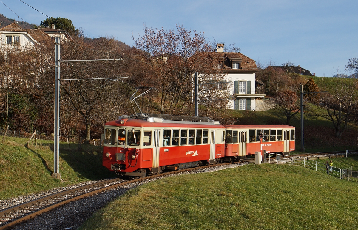 Der CEV BDeh 2/4 mit Bt unterwegs Richtung Vevey kurz vor St-Légier Gare.
11. Dez. 2015