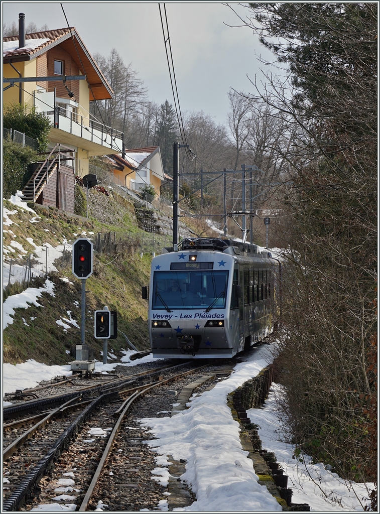 Der CEV Be 2/4 71 mit Bt  Train des Etoiles  erreicht die Station Les Chevallyres.
13. März 2016