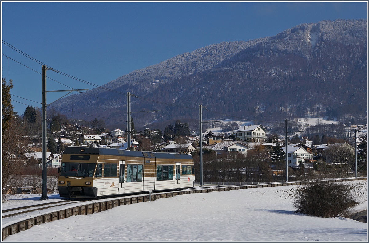 Der CEV GTW Be 2/6 7503  Blonay  bei Château D'Hauteville.
18. Jan. 2017