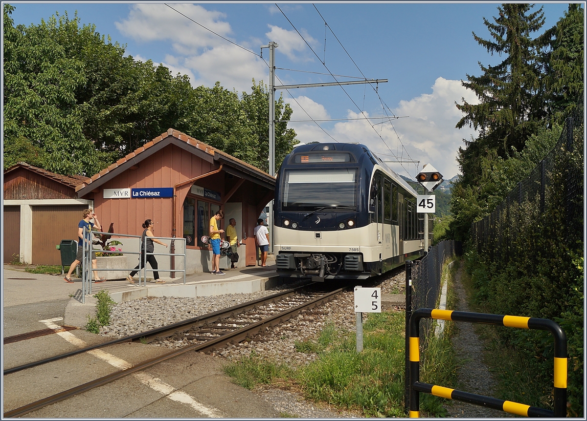 Der CEV MVR ABeh 2/6 7505 beim Halt in La Chiesaz, mit einem für die Gegend typischen Haltestellen-Häuschen. Der Ortsname  La Chiesaz  bietet immer wieder einen Streitpunkt, ob er  italienisch  oder  französisch  ausgesprochen werden soll. 30. Juli 2019