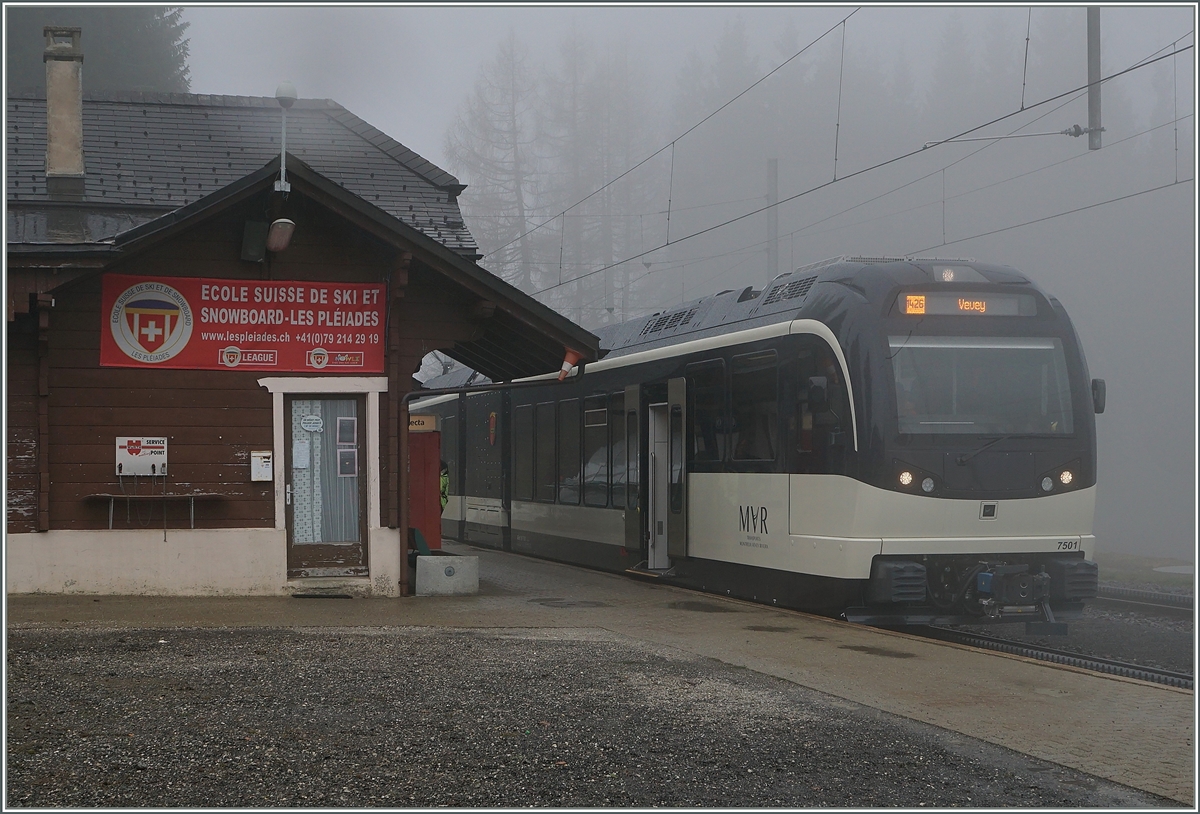 Der CEV MVR ABeh 2/6 7501 auf seiner offiziellen Einweihungsfahrt Vevey - Les Pléiades am Ziel seiner Reise. 

13. April 2016