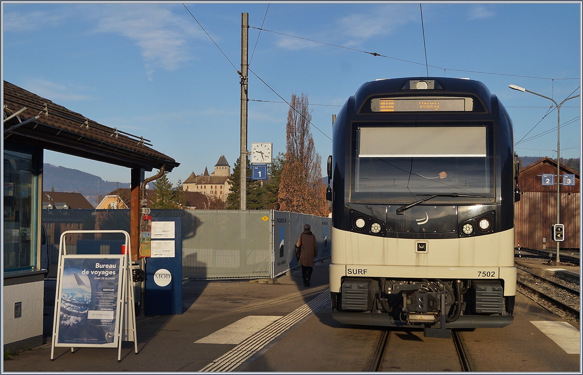 Der CEV MVR ABeh 2/6 7502 in Blonay. Durch den Abriss des Gebäudes neben dem Bahnhof biet sich nun für eine wohl beschränkte Zeit ein Blick auf das Schloss von Blonay.

31. Dez. 2019