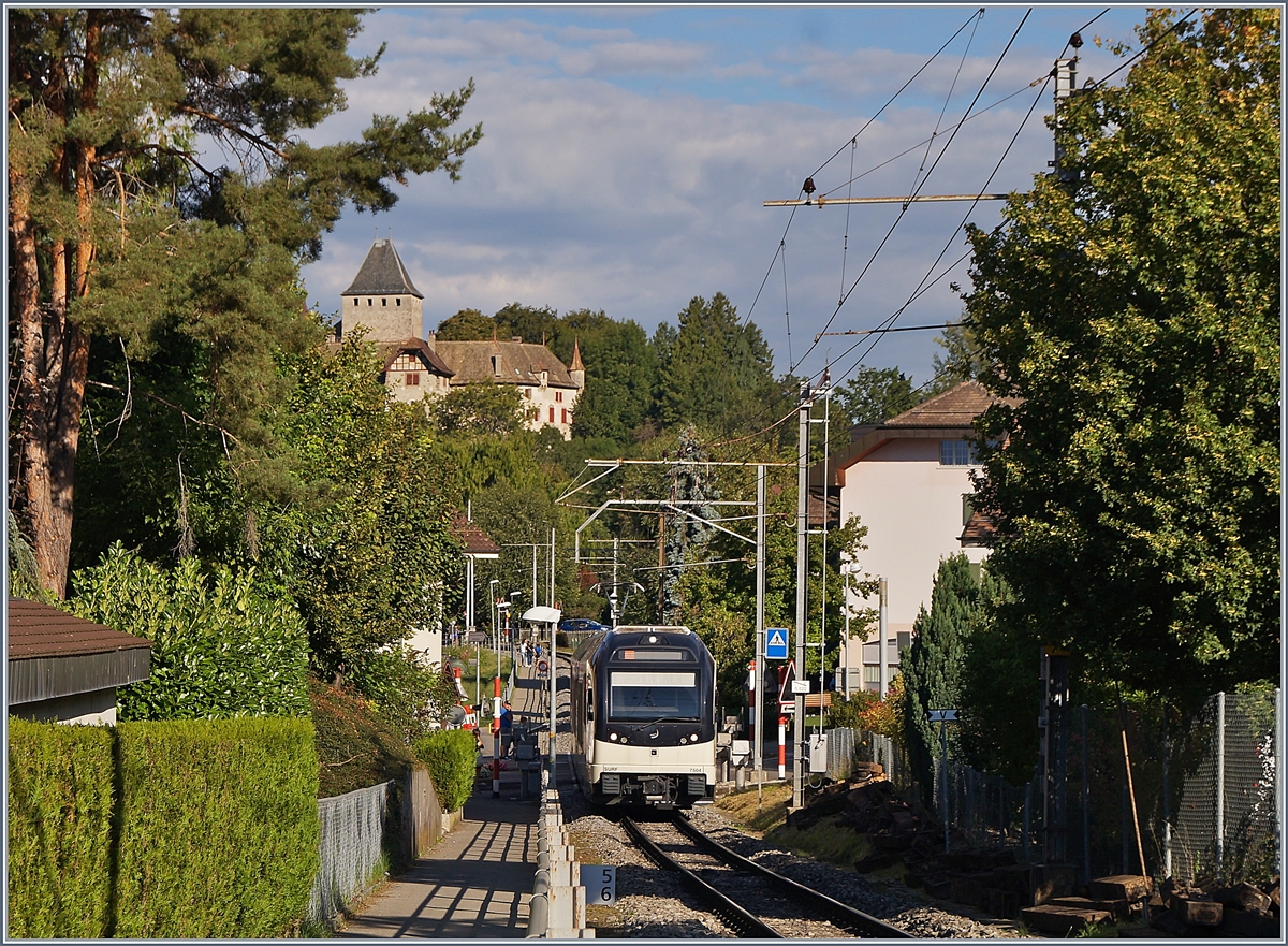 Der CEV MVR ABeh 2/6 7504 erreicht in Kürze sein Ziel Blonay. 
im Hintergrund das Château de Blonay. 

5. Sept. 2020