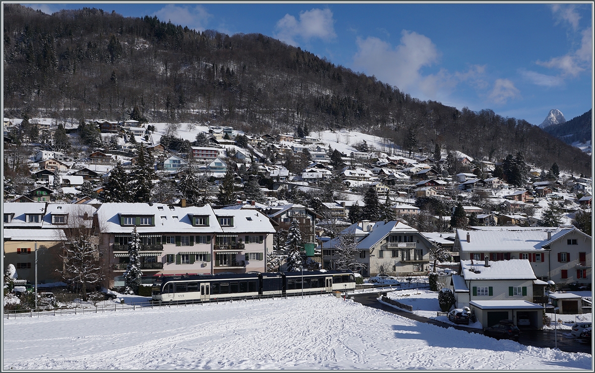 Der CEV MVR ABeh 2/6 7505 ist auf dem Weg nach Vevey und zeigt sich hier zwischen dem Bahnhof von Blonay und der Haltestelle Château de Blonay. Rechts oben im Bild ist gerade noch der  Dents de Jaman  zu sehen. 

26. Jan. 2021