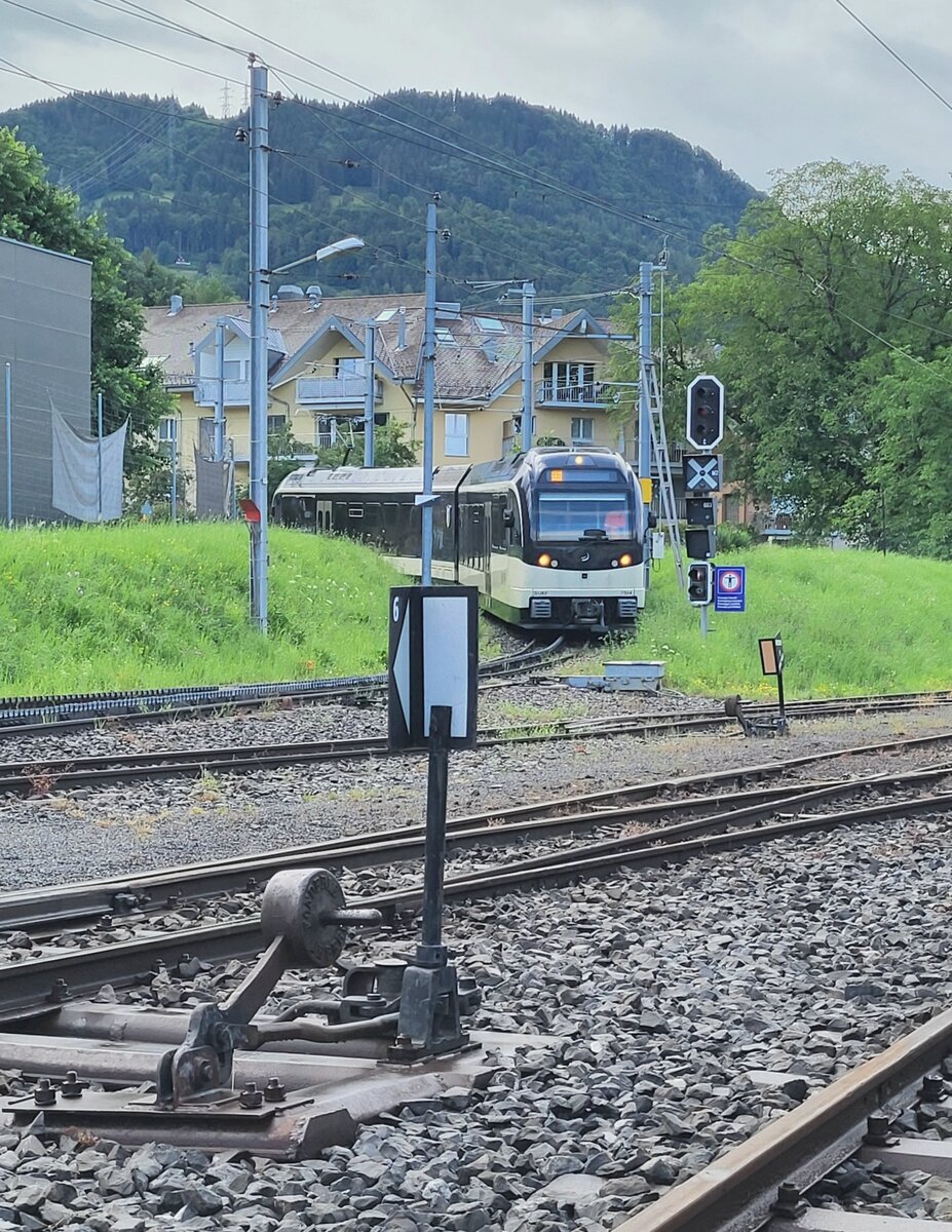 Der CEV MVR ABeh 2/6 7504  Vevey  erreicht als R35  von Les Pléiades kommend den Bahnhof von Blonay.
1.Juli 2024