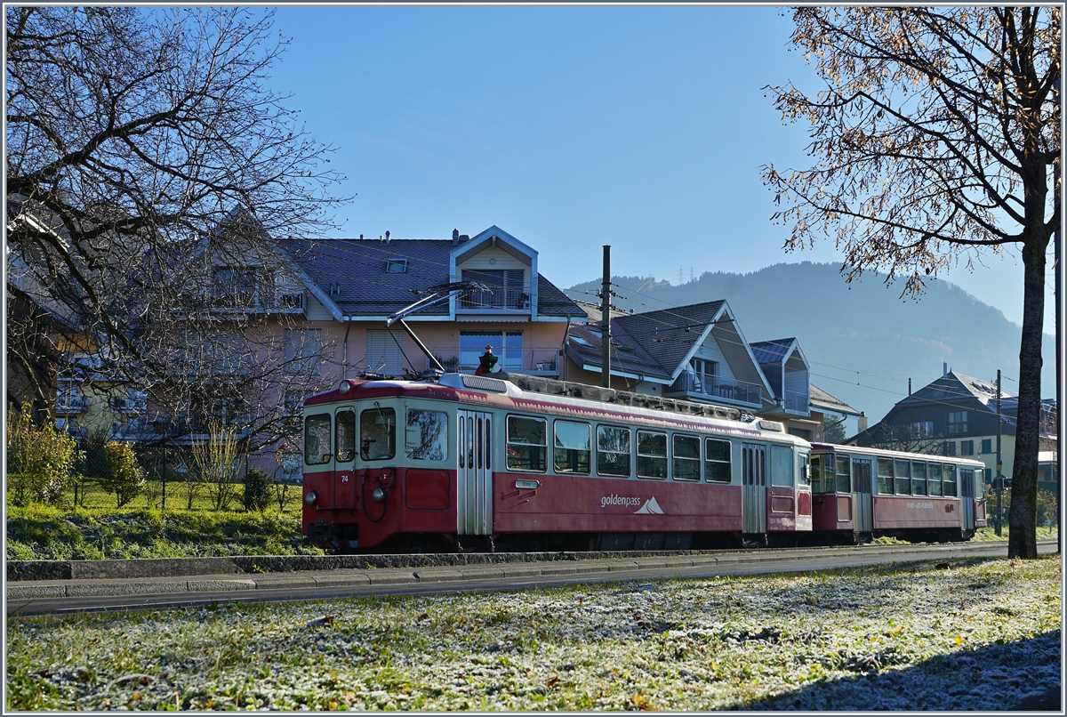 Der CEV  MVR BDeh 2/4 74 mit seine Bt im Gegenlicht auf dem Streckenast der Blonay - Chamby Bahn bei Blonay.
8. Dez. 2016