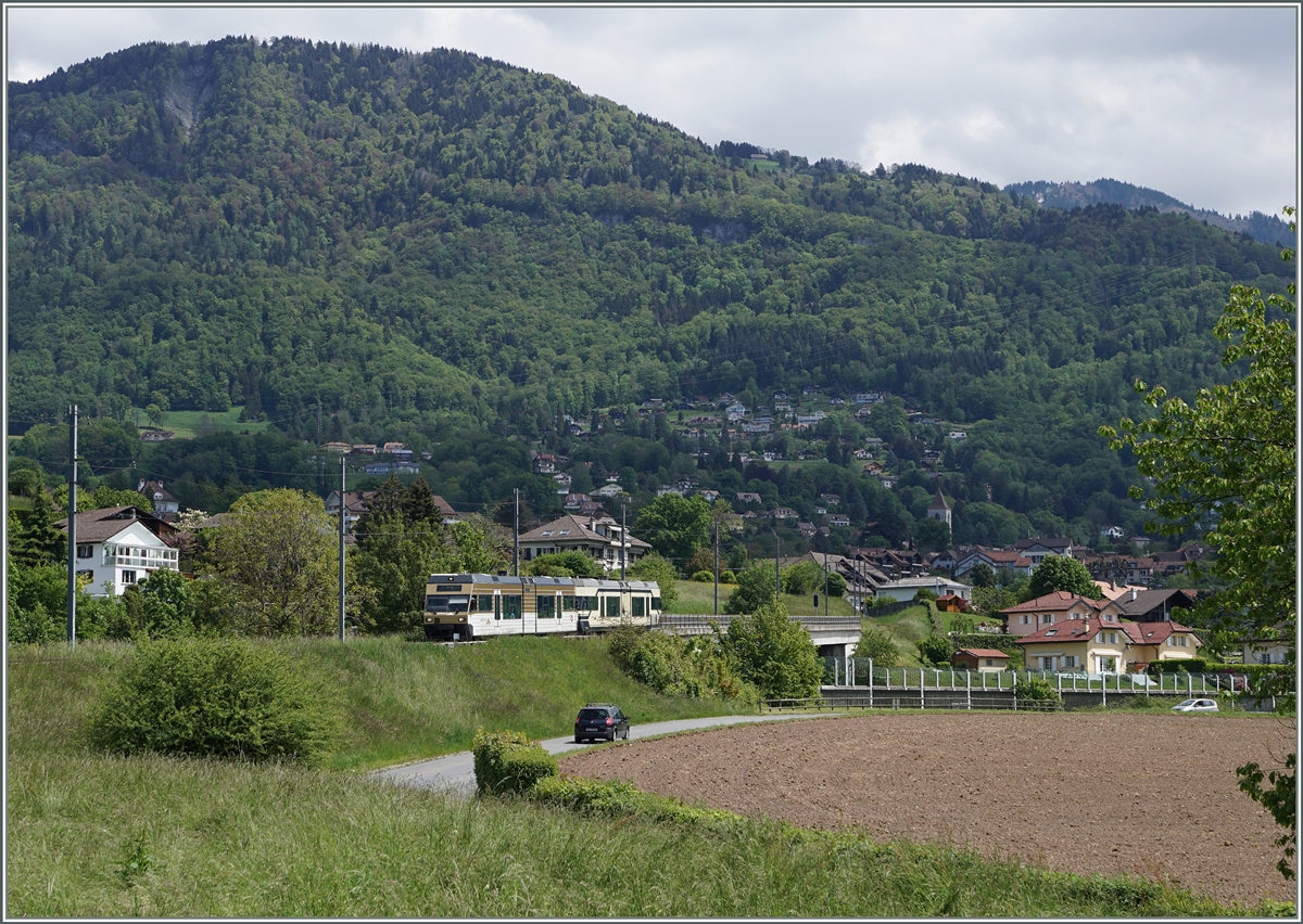 Der CEV MVR Be 2/6 7003  Blonay  bei Château d'Hauteville.
16. Mai 2016