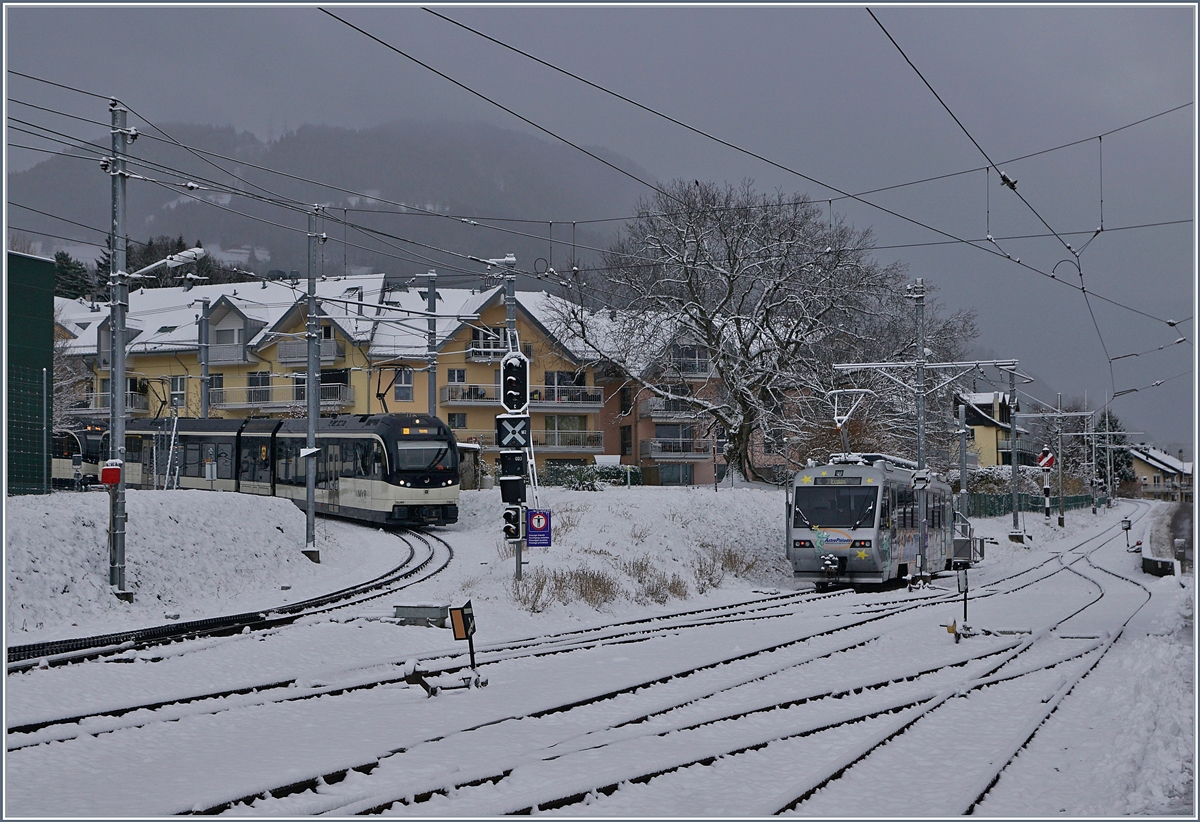 Der CEV MVR Beh 2/4 72 wartet im verschneiten Bahnhof von Blonay auf seinen nächsten Einsatz, während links im Bild zwei MVR SURF GTW ABeh 2/6 von Les Pléiades kommend den Bahnhof erreichen. 

28. Jan. 2019