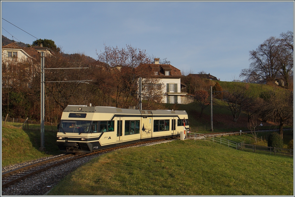 Der CEV MVR GTW  /6 7004  Montreux  kurz vor St-Légir Gare.

11. Dez. 2015 