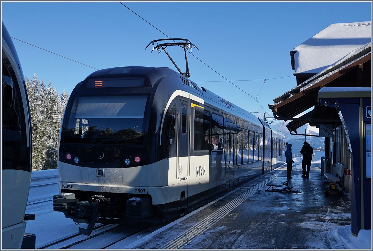 Der CEV MVR GTW ABeh 2/6 7507 wartet in Les Pléiades auf die Abfahrt ins Tal. 
10. Jan. 2019