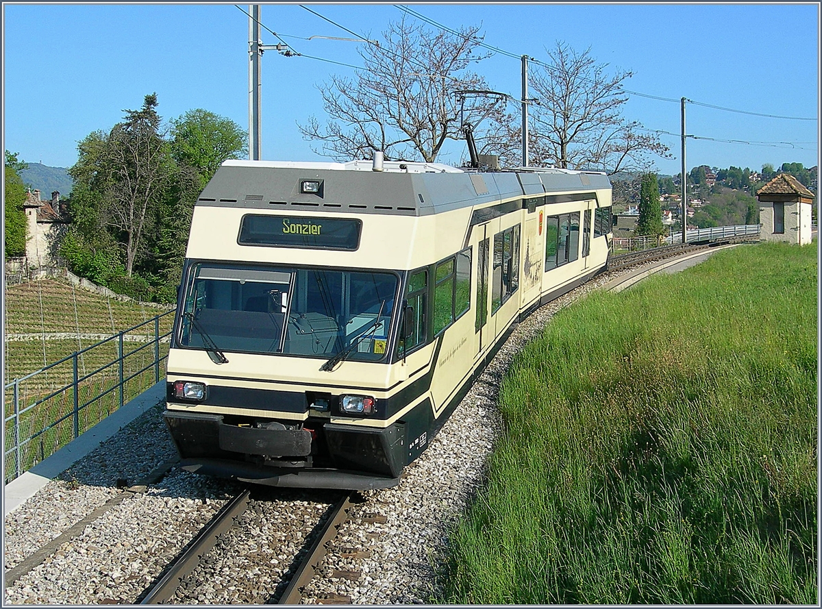 Der CEV MVR GTW Be 2/6 7002  La Chiesaz  kurz vor Châtelard VD.
22. April 2007