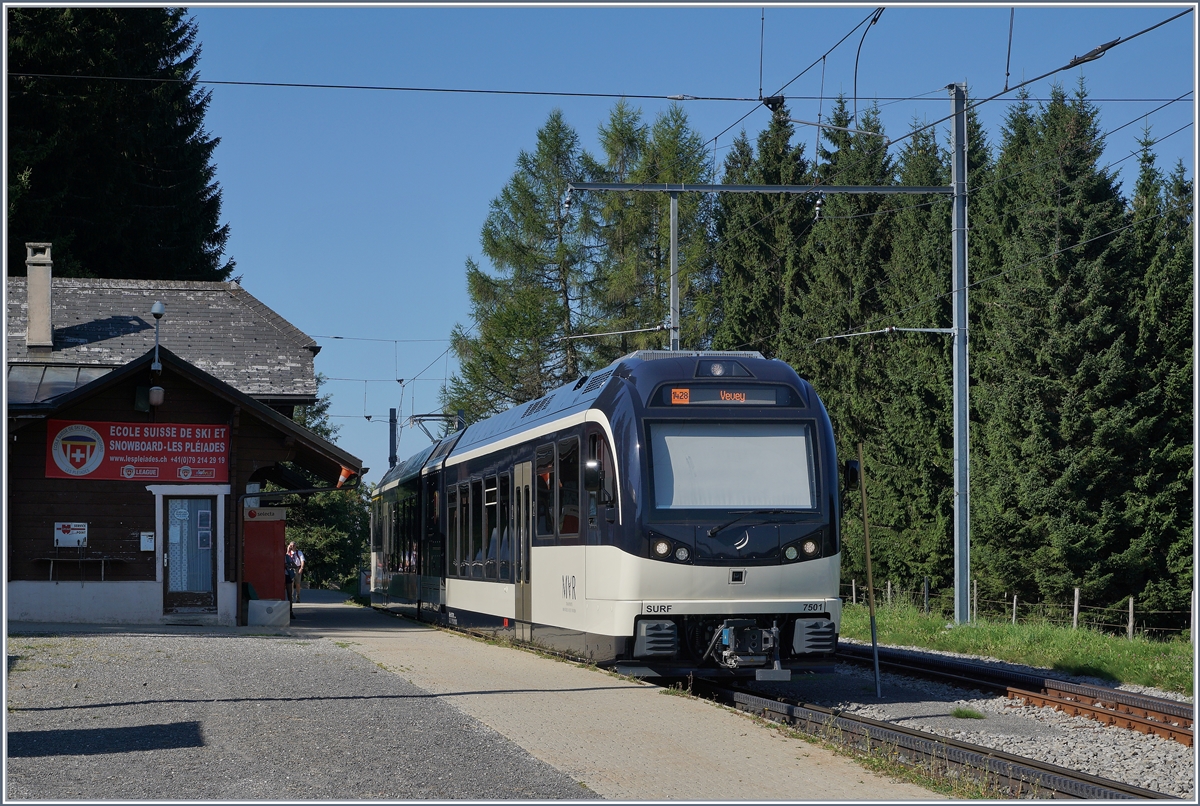 Der CEV MVR SURF ABeh 2/6 7501  St Legier / La Chiesaz  wartet in Les Pléiades auf die Abfahrt Richtung Vevey.
27. August 2016