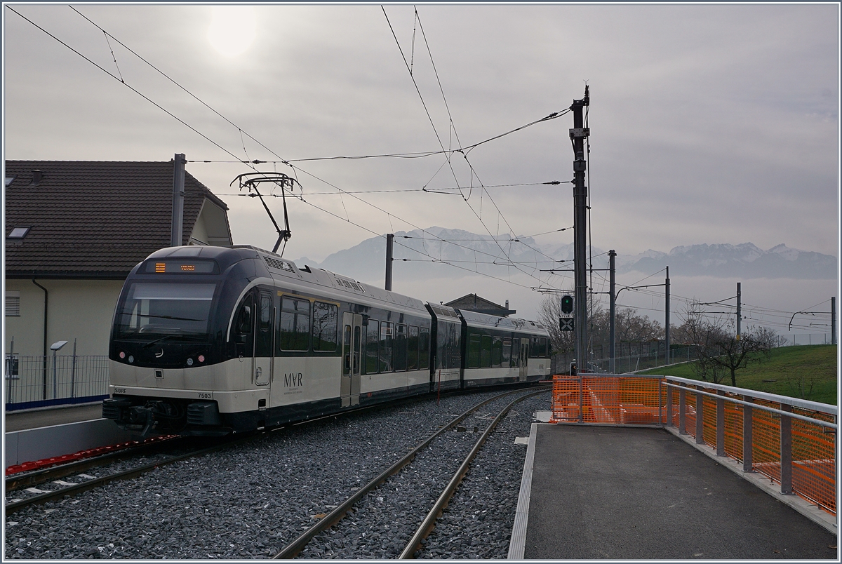 Der CEV MVR SURF ABeh 2/6 7503  Blonay-Chamby  verlässt den neu gestalteten Bahnhof von St-Légier Gare in Richtung Vevey.
 28. Dez. 2018