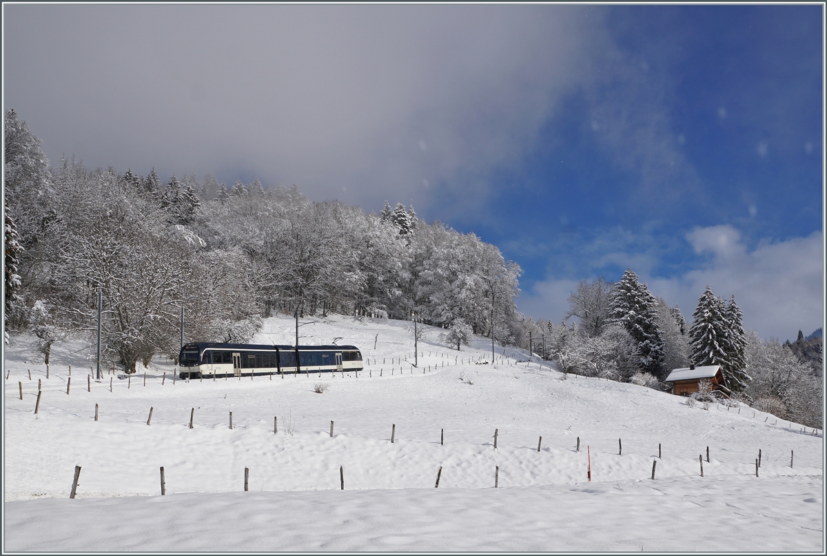 Der CEV MVR SURF ABeh 2/6 7505 ist kurz vor Fayaux als Regionalzug 1432 Les Pléiades - Vevey auf Talfahrt und durchquert nach dem es nach dem Schneefall vom Vortag bei etwas auflockerter Wetterlage eine bezaubernde Winterlandschaft. 

18. Jan. 2021 