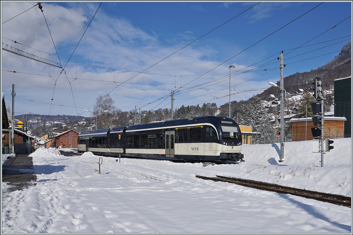 Der CEV MVR SURF ABeh 2/6 7502  Blonay  bei der Ausfahrt in Blonay in Richtung Les Pléiades.

26. Jan. 2021