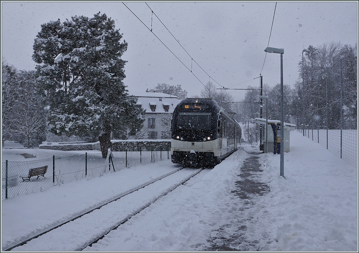 Der CEV MVR SURF ABeh 2/6 7507 erreicht bei reichlich Schneefall die Haltestelle Château de  Blonay. 

25. Jan. 2021