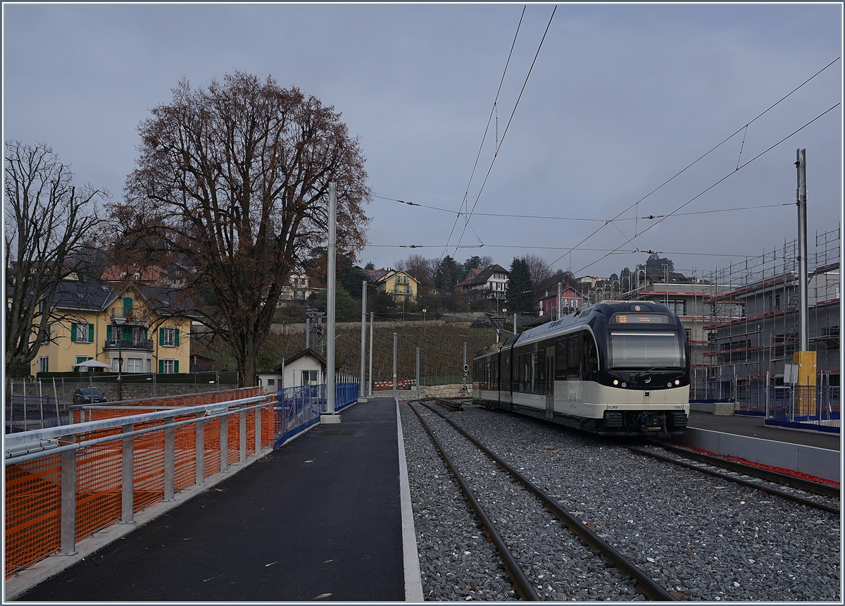 Der CEV MVR SURF GTW ABeh 2/6 7505 beim Halt im vollständig neu gestalteten Bahnhof St-Légier Gare. 28. Dez. 2018