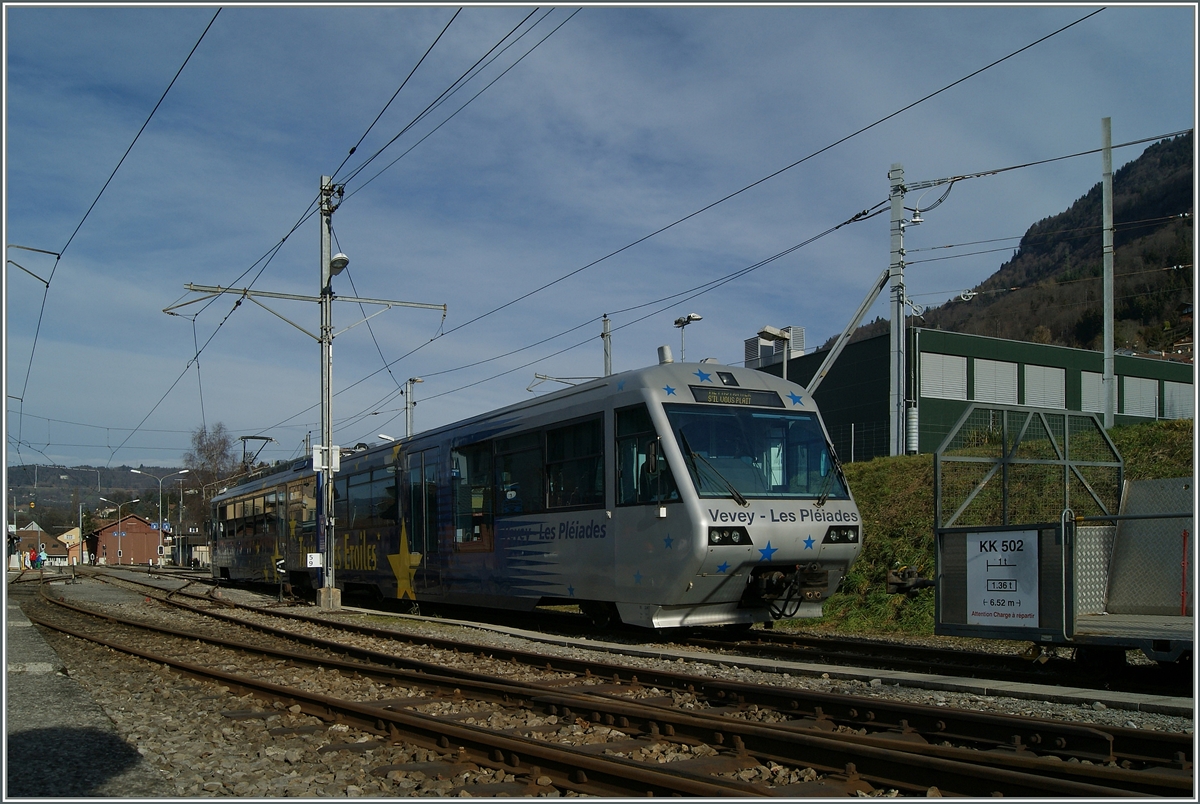 Der CEV MVR  Train des Etoiles  Beh 2/4 71 und Bt 234 in Blonay, mangels Schnee auf dem Abstellgleis. 
30. Jan. 2016