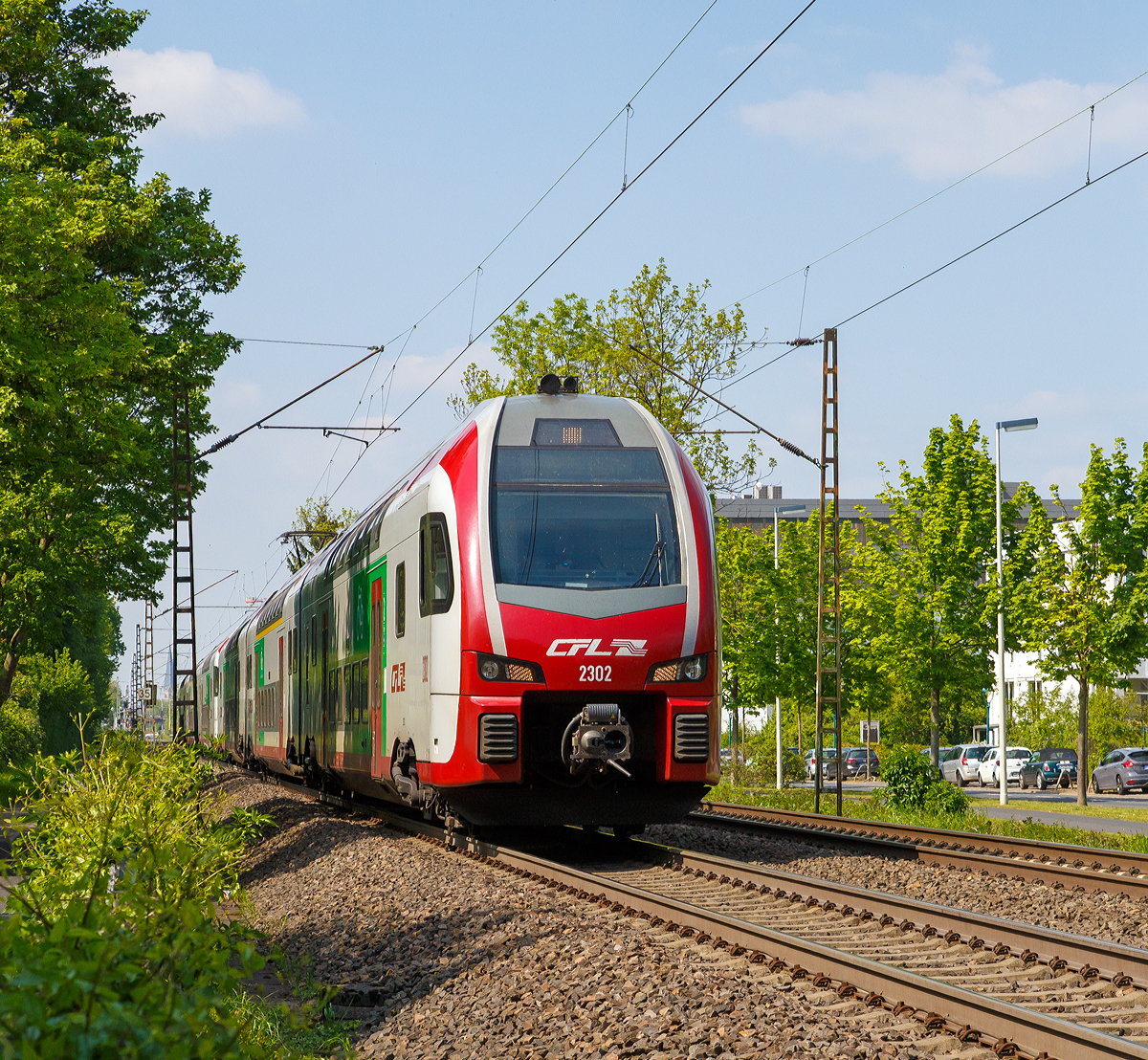 
Der CFL 2302 und CFL 2301, zwei Stadler KISS, fahren am 30.04.2019 durch Bonn-Gronau (nähe dem Bf Bonn UN Campus) in Richtung Koblenz. 
Ich vermute dass dies eine Überführungsfahrt war, da es zeitlich nicht mit den regulären IC-Verkehr passte. Zudem hatte der hinteren KISS 2301 den Stromabnehmer unten und trug am Zugende das Zg 2 - Schlußsignal (zwei rot-weiße Tafeln).
