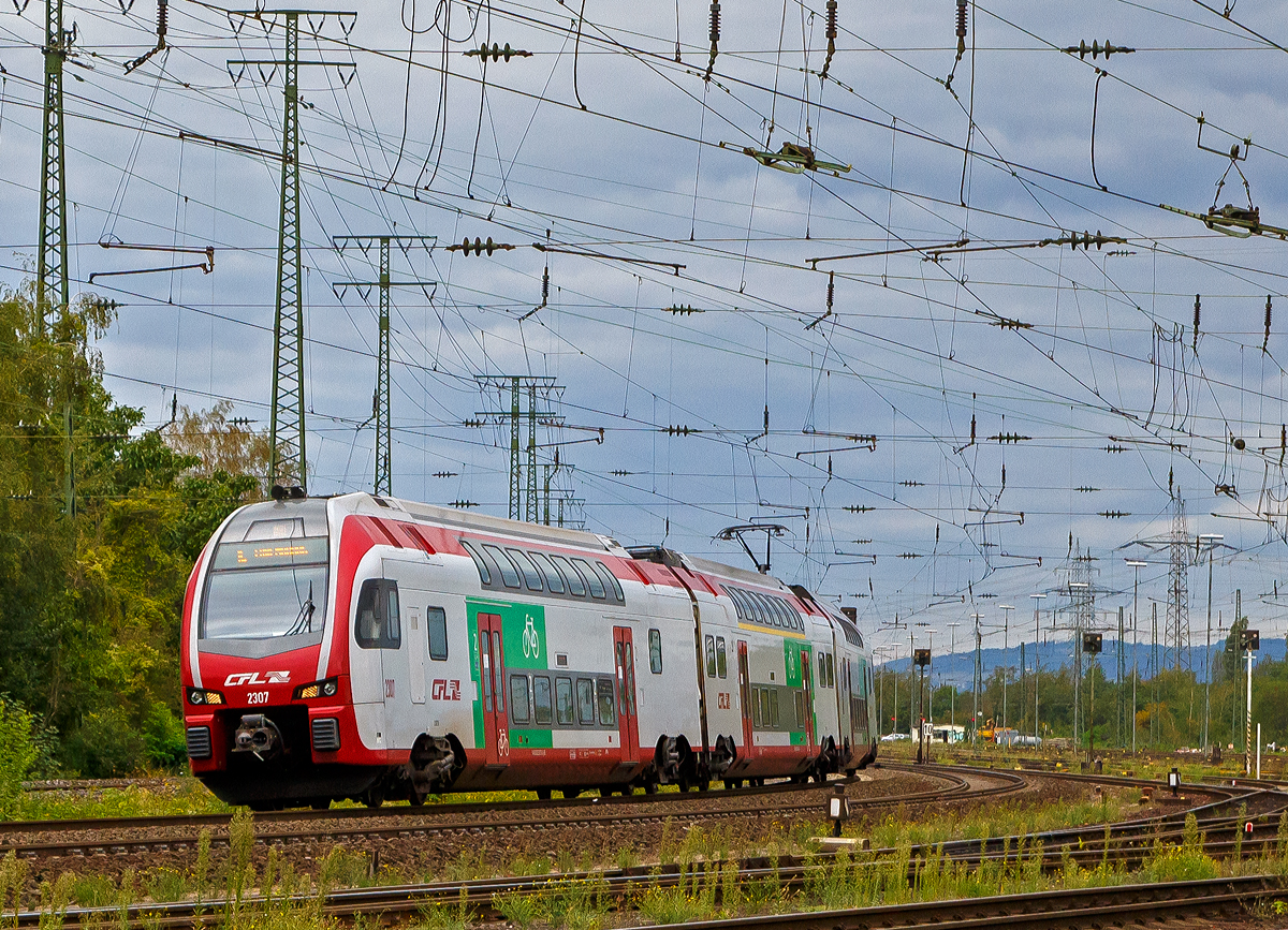 Der CFL 2307, ein Stadler KISS, fährt am 04.09.2020 als IC 5106 (Düsseldorf Hbf - Koblenz Hbf - Trier Hbf - Luxembourg) durch Koblenz-Lützel in Richtung Koblenz. Ab Koblenz Hbf verkehrt er als RE 1 und ab Trier Hbf als RE 11. Die Stadler Bezeichnung „KISS“ steht für „komfortabler innovativer spurtstarker S-Bahn-Zug“, wobei es sich hier eher nicht um einen S-Bahn-Zug handelt.

Die CFL hat 21 dieser dreiteiligen doppelstöckigen Triebzüge bei Stadler gekauft, diese wurden bei Stadler Pankow GmbH gebaut. Die Fahrzeuge sind mit ETCS ausgestattet und erreichen eine Höchstgeschwindigkeit von 160 km/h. Sie können unter den Stromsystemen 25 kV, 50 Hz (in Luxemburg) und 15 kV, 16,7 Hz (in Deutschland) verkehren. 

Die KISS, die von der Stadler Pankow GmbH gefertigt werden, unterscheiden sich vom ursprünglichen KISS-Modell dadurch, dass sie das Lichtraumprofil G2 einhalten, um auf dem Netz der DB Netz uneingeschränkt eingesetzt werden zu können. Dadurch ist der Raum im Schulterbereich des Oberstocks enger als bei den Schweizer Triebzügen. Im Gegenzug dazu war es möglich, die Einzelwagen zu verlängern und den Wagenkasten um 35 mm zu erhöhen. Auch wurden die Fahrzeugköpfe neu gestaltet, um neueren Crash-Anforderungen zu genügen. Darüber hinaus sitzen die Stromabnehmer auf den Mittelwagen, in den Endwagen werden nur die Drehgestelle an den Wagenübergängen angetrieben, wobei leistungsstärkere Motoren (Dauerleistung 750 kW statt 500 kW) eingesetzt werden. 

TECHNISCHE DATEN:
Spurweite: 1.435 mm
Achsanordnung: 2‘Bo‘ + 2‘2‘ + Bo‘2‘
Länge über Kupplung: 80.240 mm
Fahrzeugbreite: 2.800 mm
Fahrzeughöhe: 4.630 mm
Lichtraumprofil: G2
Drehzapfenabstand:  18.550 mm
Achsabstand im Drehgestell: 2.500 mm
Triebraddurchmesser: 920 mm (neu)
Dienstgewicht: 170,1 t
Max. Leistung am Rad: 3.000 kW (4×750 kW)
Dauerleistung am Rad: 2.000 kW
Höchstgeschwindigkeit :160 km/h
Max. Beschleunigung: 0,83 m/s2 bis 80 km/h
Speisespannung: 25 kV, 50 Hz und 15 kV, 16 ⅔ Hz
Sitzplätze 1. Klasse: Serie I (2301 – 2308) 29 / Serie II (2309 – 2321) 38
Sitzplätze 2. Klasse: Serie I (2301 – 2308) 255 (davon 34 Klappsitze) / Serie II (2309 – 2321) 254 (davon 33 Klappsitze)
Kupplung: Scharfenbergkupplung (Schaku) Typ 10

Besonderheiten: Mehrfachtraktionsfähig (bis zu 3 KISS) und Kuppelfähig mit FLIRT3. Seit dem 16. März 2015 fahren die CFL-Kiss auf dem Abschnitt zwischen Koblenz und Trier gemeinsam mit den FLIRT 3 der DB Regio Südwest in gemischter Mehrfachtraktion. Das ein- und zweistöckige elektrische Triebzüge zweier Staatsbahnen gemeinsam unterwegs sind, dürfte europaweit einmalig sein.

