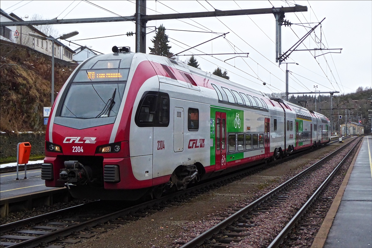 Der CFL Stadler Kiss Z 2304 steht abfahrtbereit im Bahnhof von Troisvierges, um in Krze die Strecke bis Stadt Luxemburg als RE 3735 Troisvierges-Luxembourg zu bedienen. 08.02.2019 (Hans)