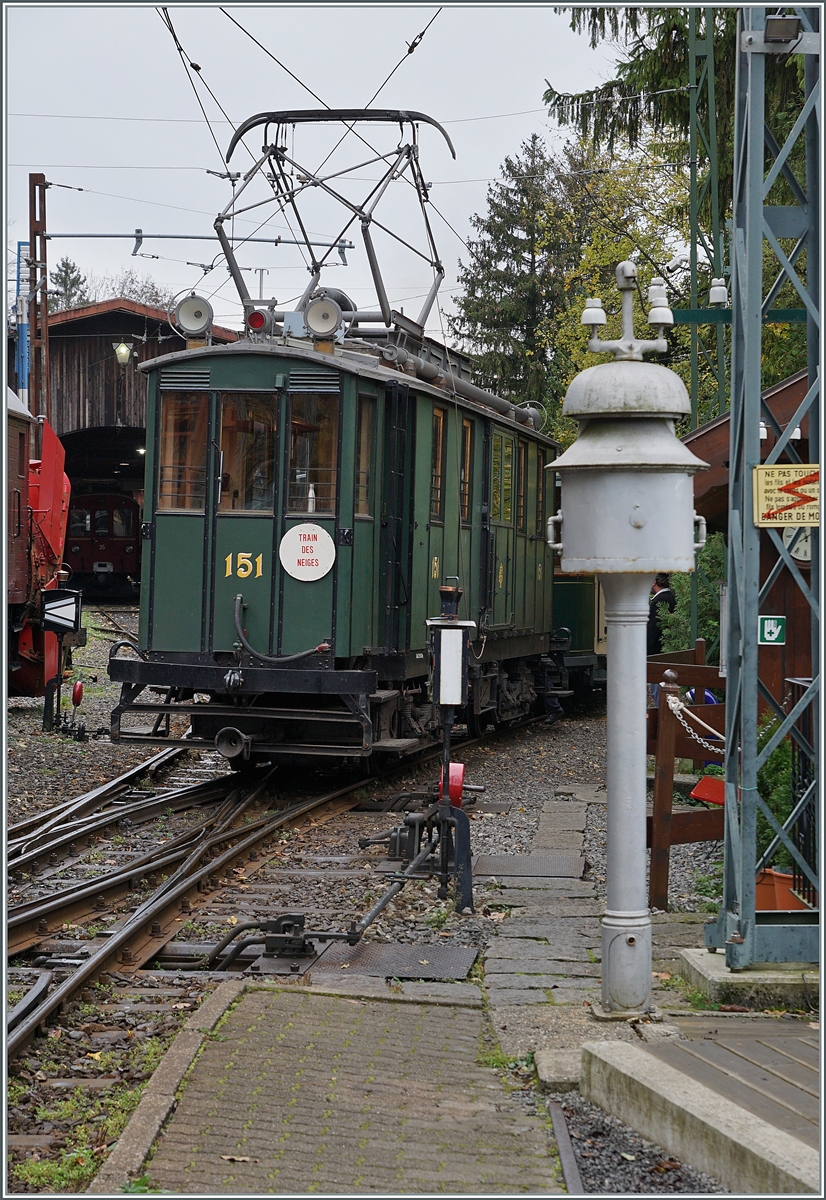 Der CGTE Strassenbahn Gepäcktriebwagen Fe 4/4 151 rangiert in Chamby. Der von der B-C als Leihgabe an die Association Genevoise du Musée des Tramways abgegebene Fe 4/4 151 (Baujahr 1911) weilt für ein paar Wochen zu Besuch an der Riviera Vaudoise. 

30. Oktober 2021