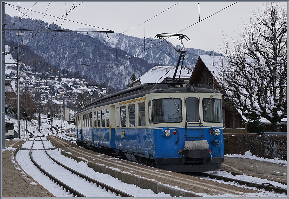Der in Chernex als Leermaterialzug eingetroffene ABDe 8/8 4001 wendet hier um als Rückleistung als Regionalzug 2327 nach Montreux zu fahren.
29. Dez. 2017 