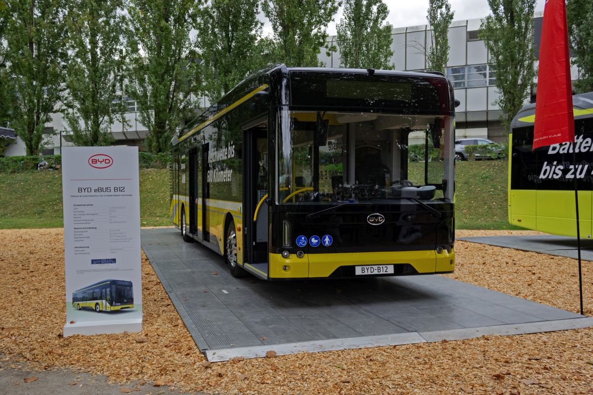 Der chinesische Hersteller BYD arbeitet an einer neuen Generation Elektrobusse, die Ende 2023 erstmals vorgestellt wurde. Ein Vertreter dieser neuen Baureihe ebus B12, die wesentlichen kantiger daherkommt, als die Vorg�nger, war auf der InnoTrans im Sommergarten der Messe Berlin ausgestellt.
