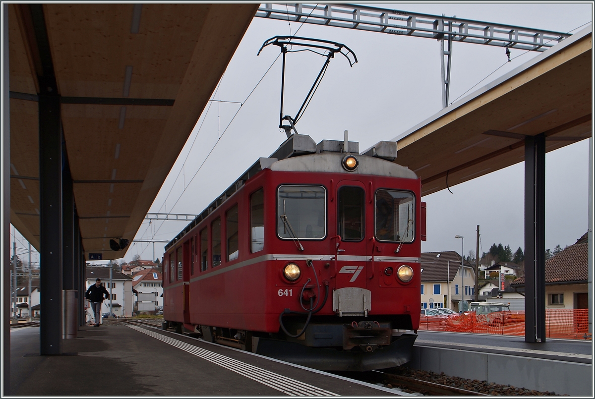 Der CJ  Arosabahntriebwagen  Bef 4/4 641 (ex RhB ABe 4/4) in Le Noirmont. 
17. Nov. 2014