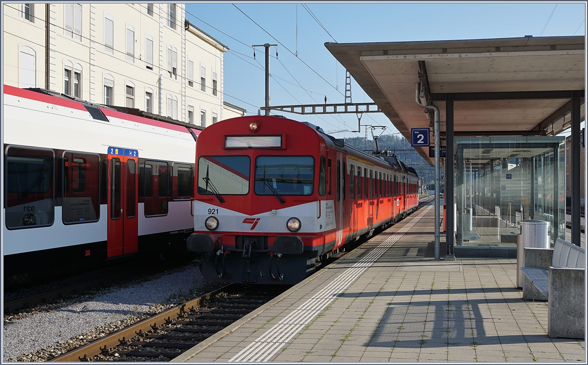 Der CJ Regionalzug 26426 nach Alle wartet in Porrentruy auf die Abfahrt.

23. Juli 2019