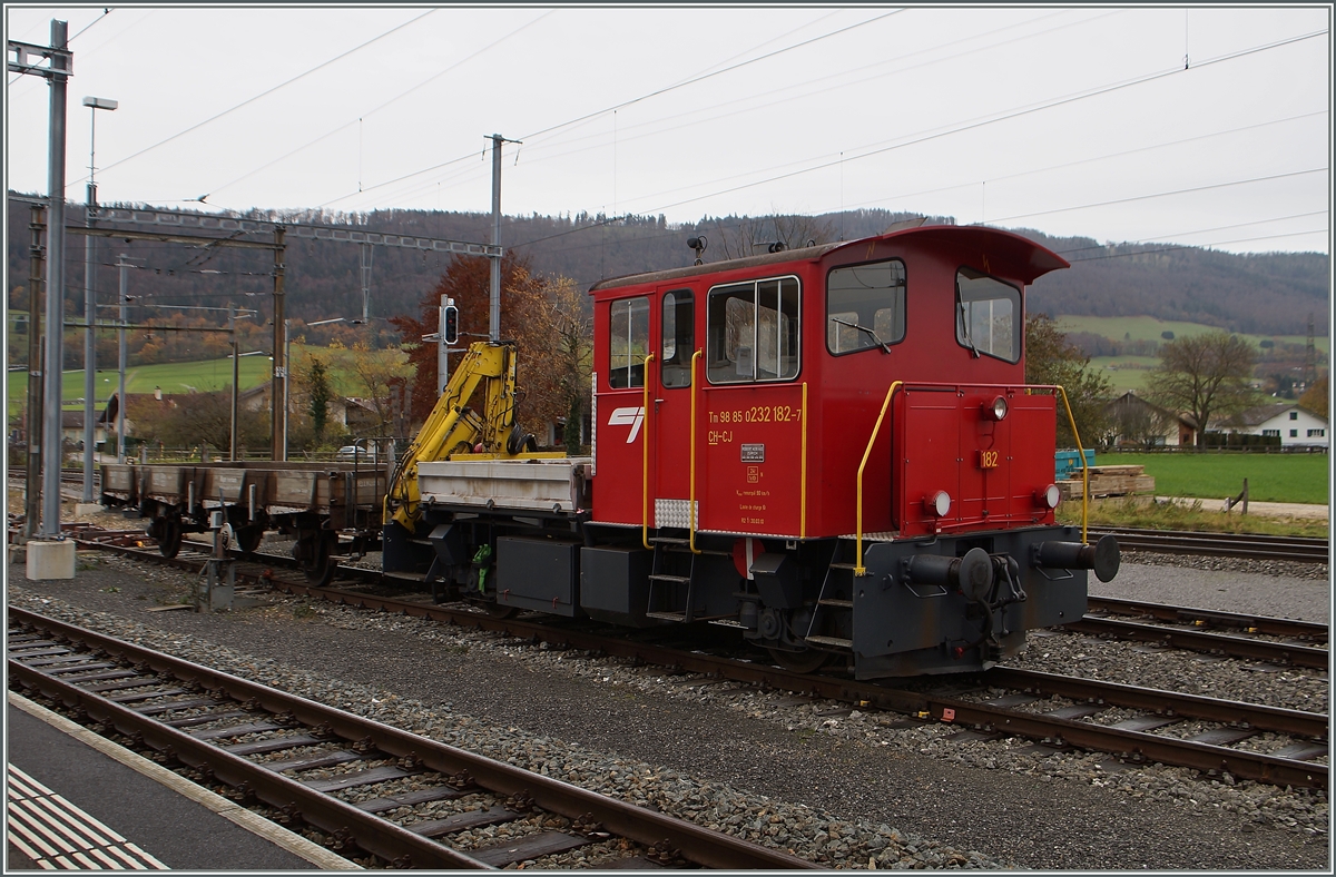 Der CJ Tm 98 85 0 232 182-7 CH-CJ in Glovelier.
17. Nov. 2014