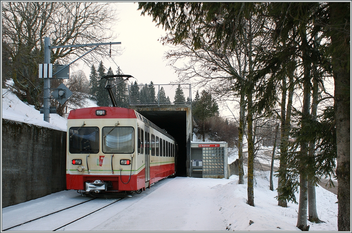 Der CMN BDe 4/4 erreicht die  Station  Le Reymond.
18. Jan. 2010