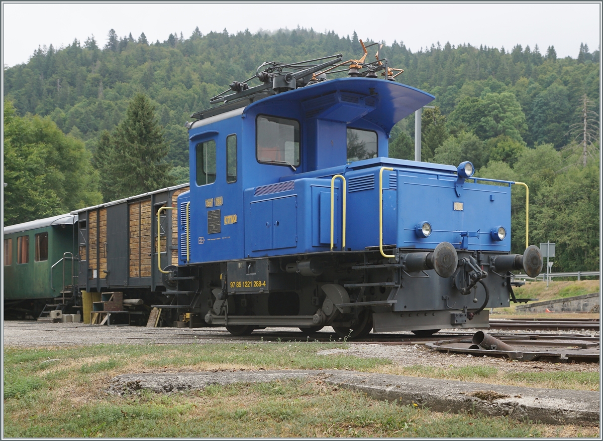 Der CTVJ (Compagnie du Train a vapeur de la Vallée de Joux) Tem II 288 (94 85 1221 288-4) steht in Le Pont. 

6. Aug. 2022