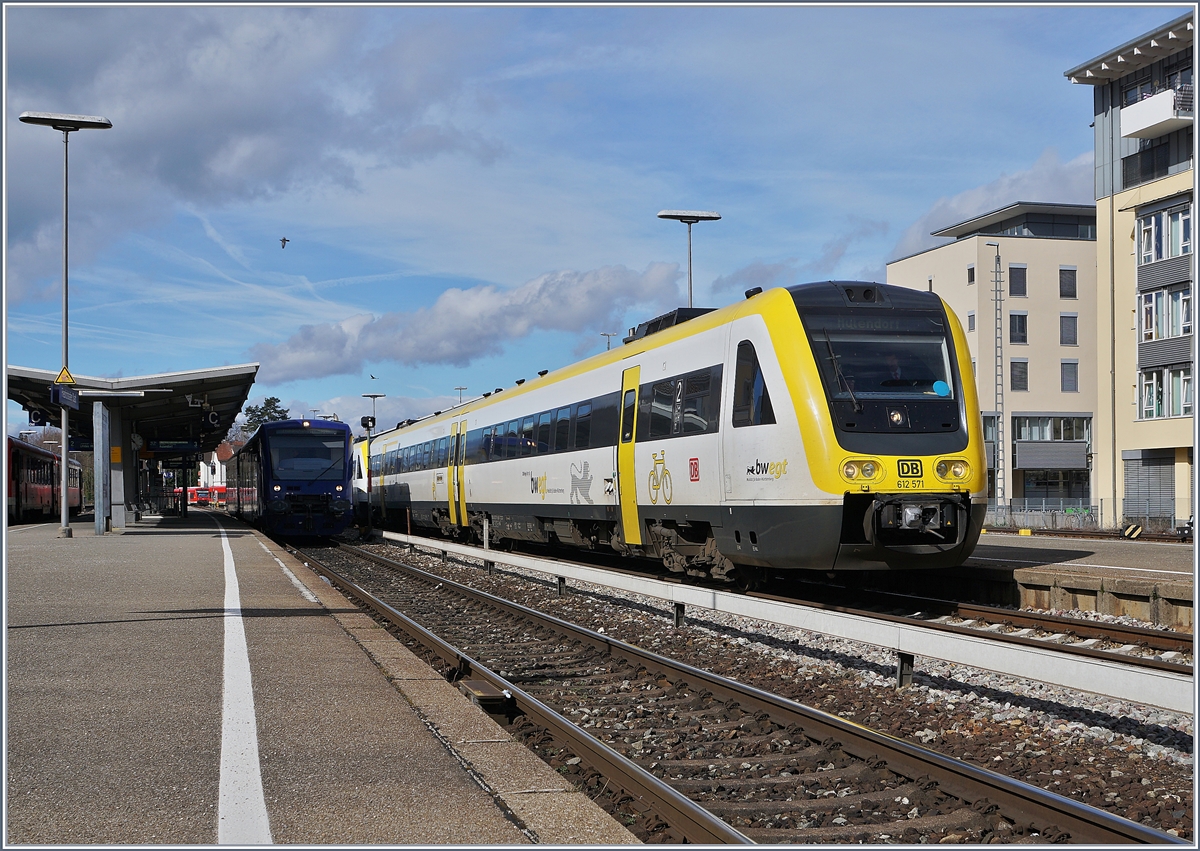 Der DB 612 571 als IRE nach Aulendorf beim Halt in Friedrichshafen Stadtbahnhof. 

16. März 2019