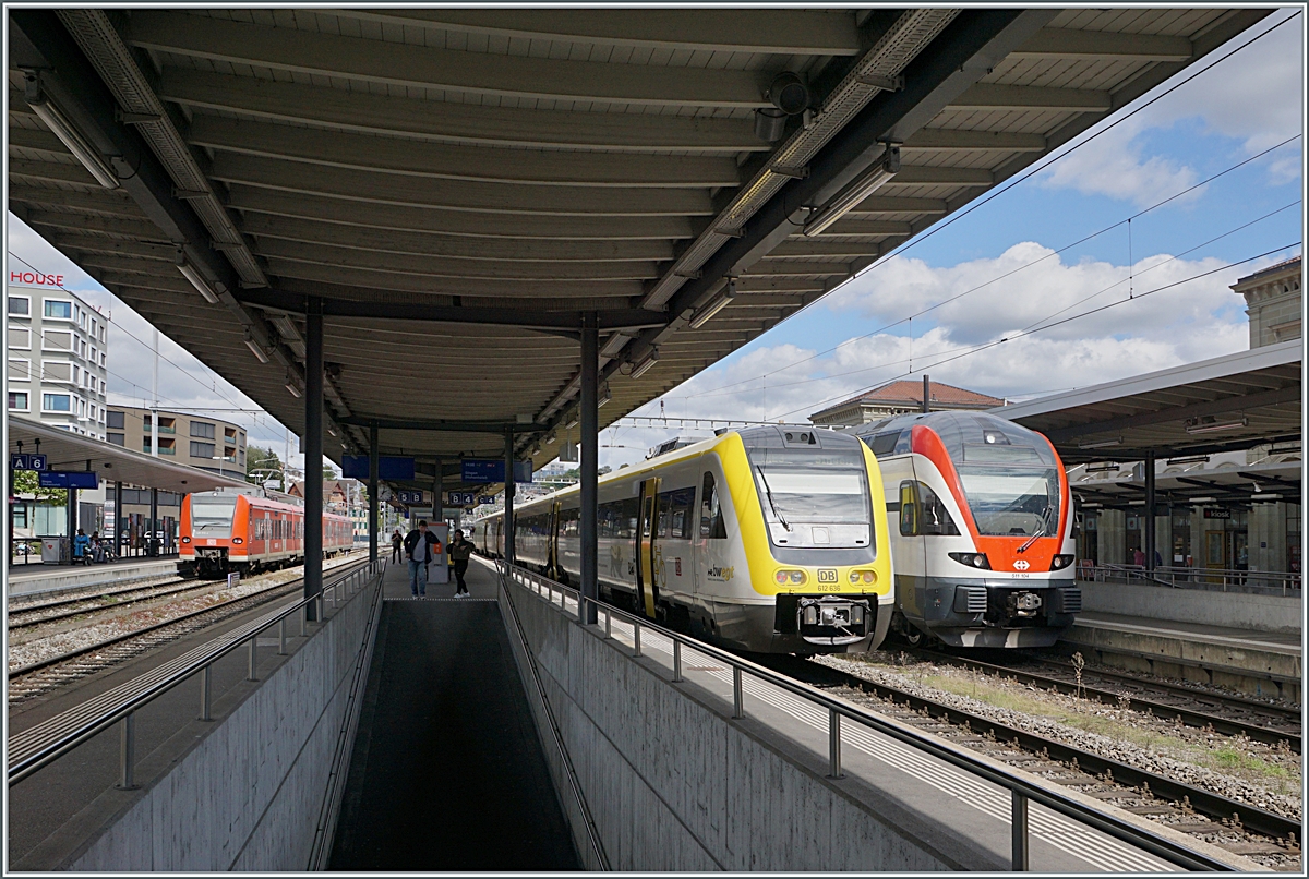 Der DB 612 636 ist als IRE auf dem Weg nach Singen und der SBB RABE 511 104 als IR nach Zürich - oder bunte internationale Eisenbahn in Schaffhausen; dazu noch der zwei DB ET 426 als Regionalbahn nach Singen im Hintergrund. 

19. Sept. 2022