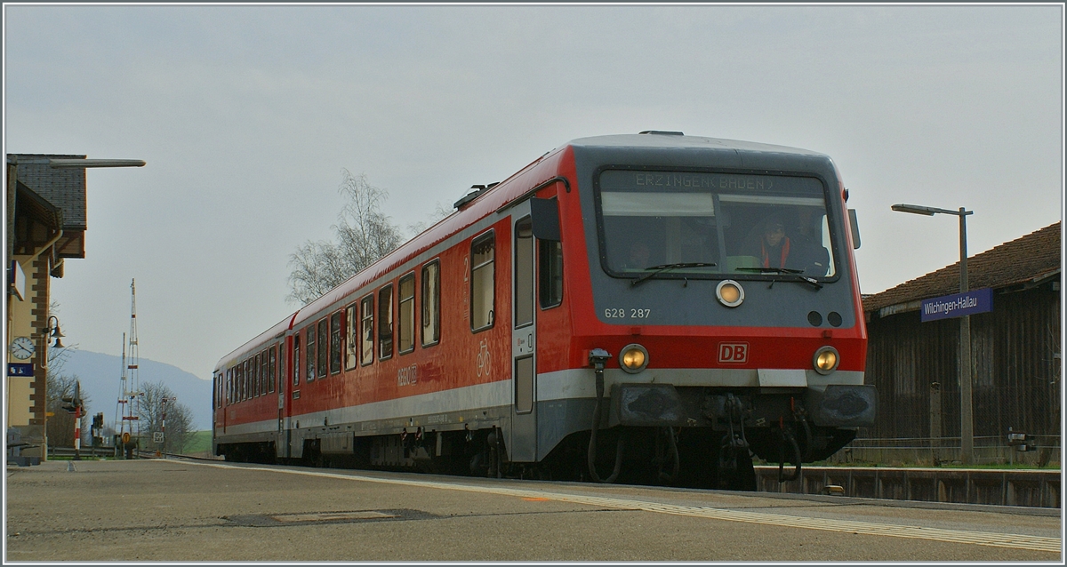 Der DB 628 287 / 928 287 auf der Fahrt nach Erzingen (Baden) beim Halt in Wilchingen - Hallau. Allein die Barrieren Anlage im Hintergrund zeigt, dass dieser DB Bahnhof sich in der Schweiz befindet. 

8. April 2010