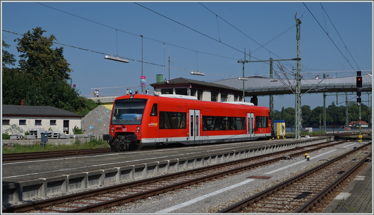 Der DB 650 201 erreicht von Friedrichshafen kommend sein Ziel Lindau Insel. 

14. August 2021