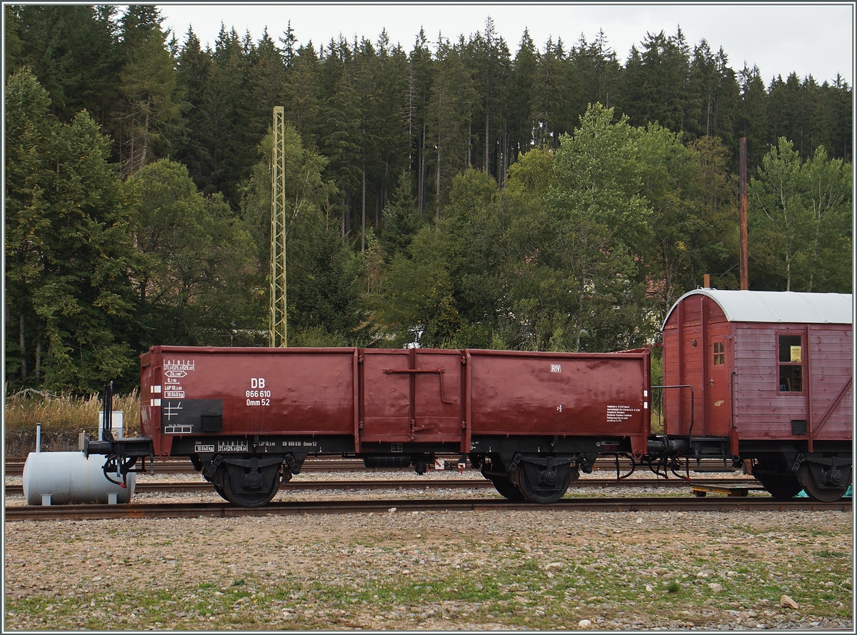 Der DB (Deutsche Bundesbahn) Omm 52 mit der Nummer 866 610. Gepflegt und unterhalten wird dieser Güterwagen von der IG 3-Seenbahn e.V.

Seebrugg, den 14. Sept. 2015