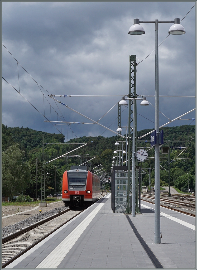 Der DB ET 426 012-1 erreicht als Regionalzug nach Singen Thayngen.
17. Juni 2016