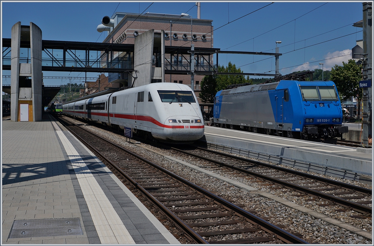 Der DB ICE 275 Frankfurt - Interlaken Ost mit dem führenden Triebkopf 93 80 5 401 073-2 D-DB beim Halt in Spiez. Recht im Bild die angemietete 185 526-1.

30. Juni 2018 