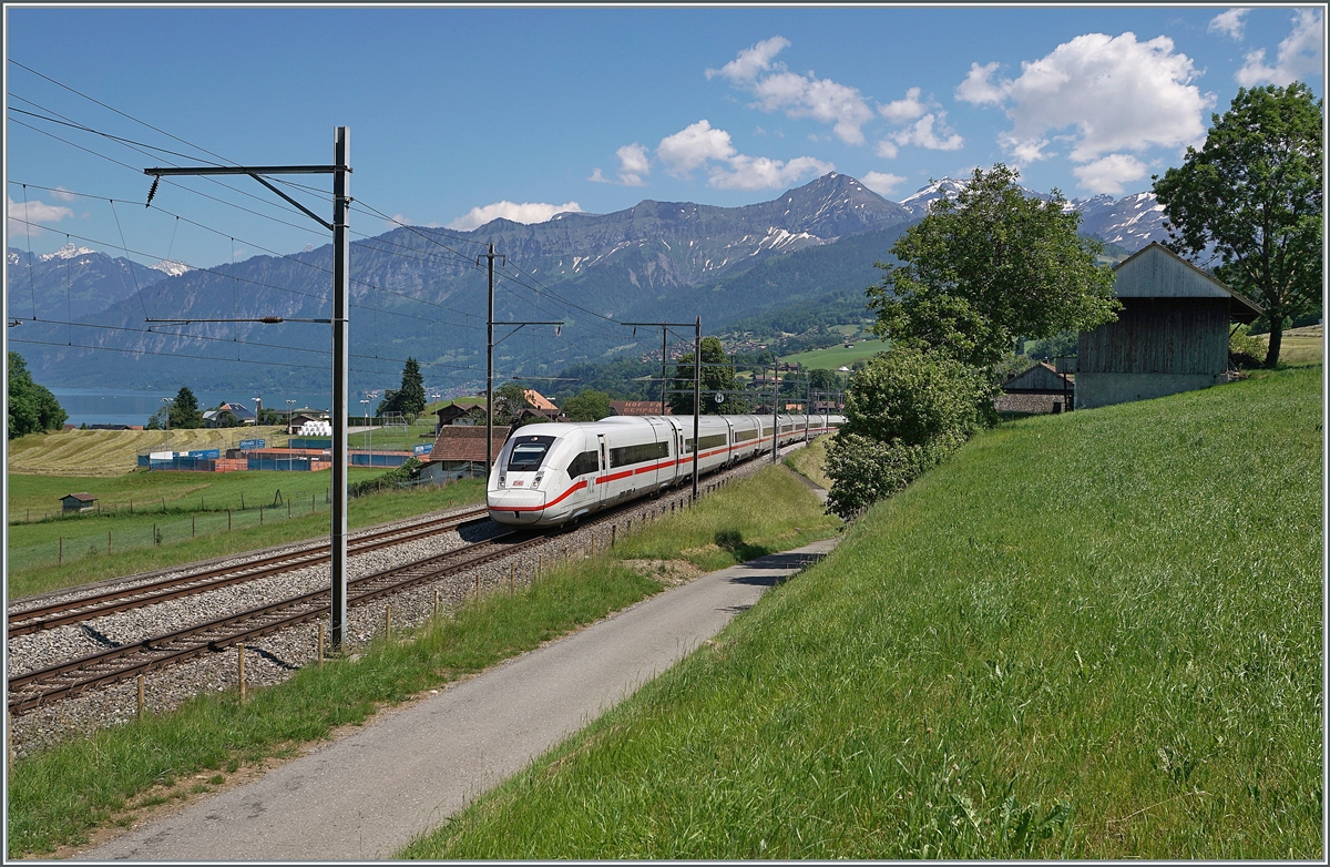 Der DB ICE 376 kurz vor Spiez auf der Fahrt nach Hamburg Altona. Der ICE war kurz vorher von Berlin kommend in Interlaken Ost angekommen, was die doch recht lange Tagesleistung eindrücklich unterstreicht.

14. Juni 2021