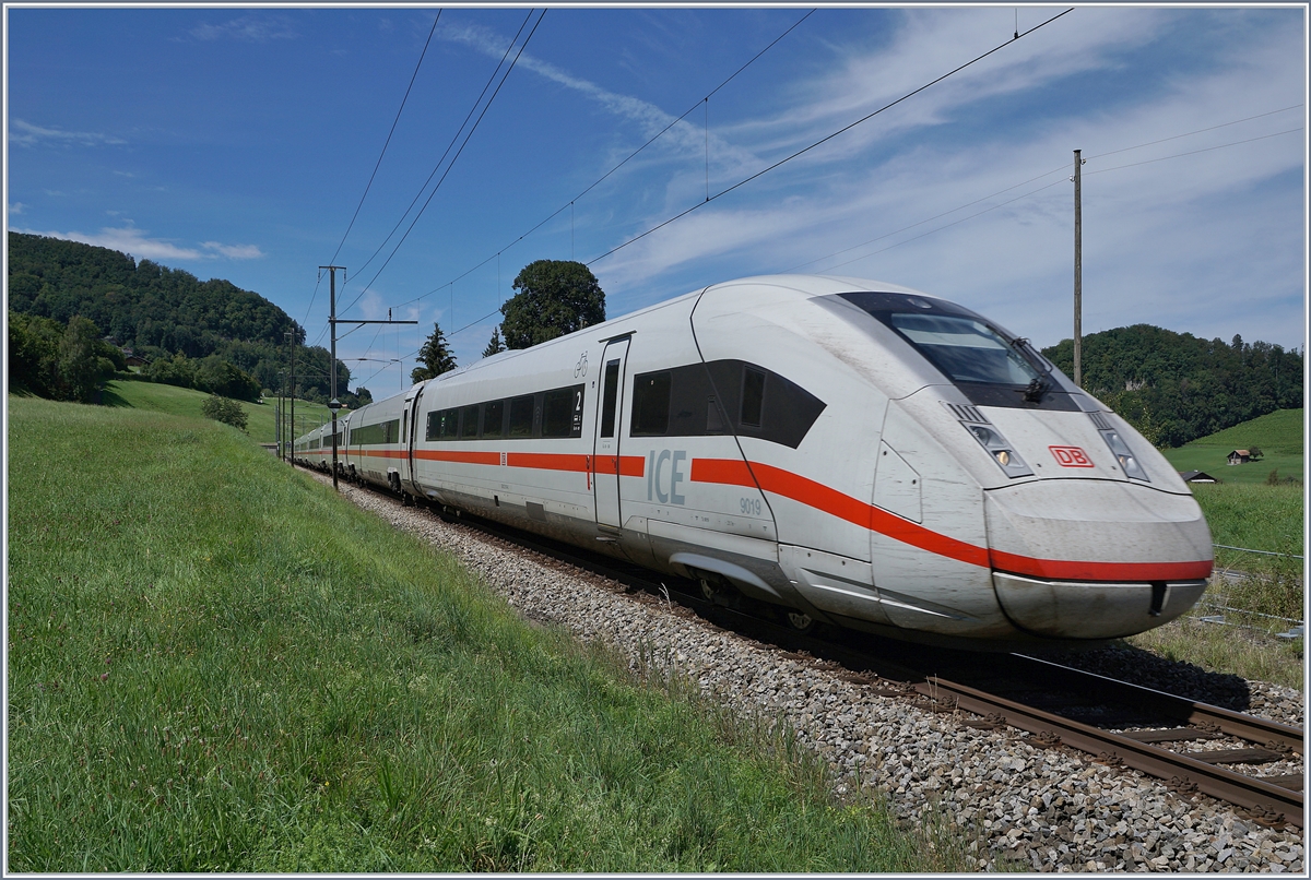 Der DB ICE 4 9019 als ICE 275 auf dem Weg von Berlin Ostbahnhof nach Interlaken Ost in Faulensee. 

19. August 2020