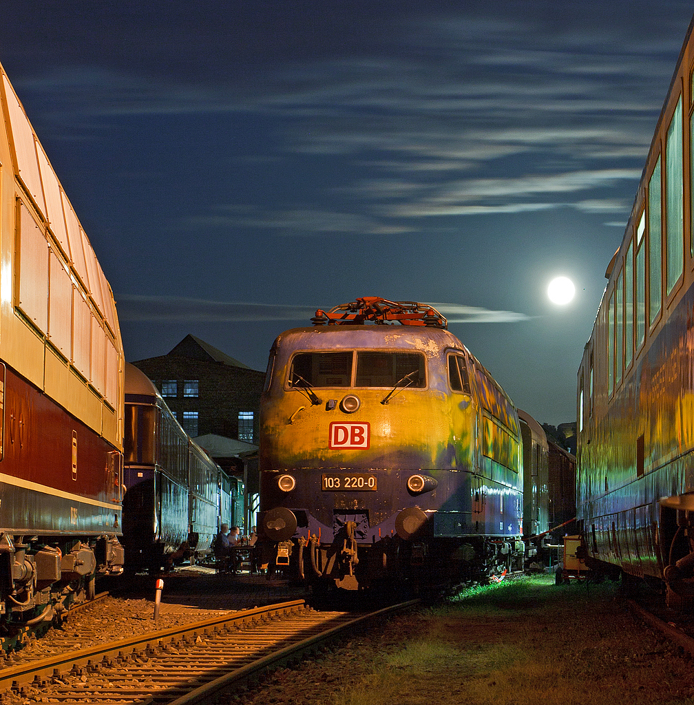 
Der DB-Touristikzug  Paradiesvogel , die 103 220-0  am 14.06.2014 beim DB Museum Koblenz-Lützel. 
Die Aufnahme wurde anlässlich einer öffentlichen Veranstaltung gemacht. 

Die Lok wurde 1973 bei Krauss-Maffei in München unter der Fabriknummer 19633 gebaut, der elektrische Teil ist von Siemens. Im Jahr 1995 wurde sie für den DB-Touristikzug bunt-gescheckt in saphirblau, laubgrün, verkehrsgelb, himmelblau und reinweiß lackiert, wodurch die Elemente Wasser, Land und Luft versinnbildlicht wurden. Die z-Stellung erfolgte bereit 2002, aber erst im Dezember 2012 wurde sie ausgemustert, seit 2013 ist sie im Bestand vom DB Museum.
