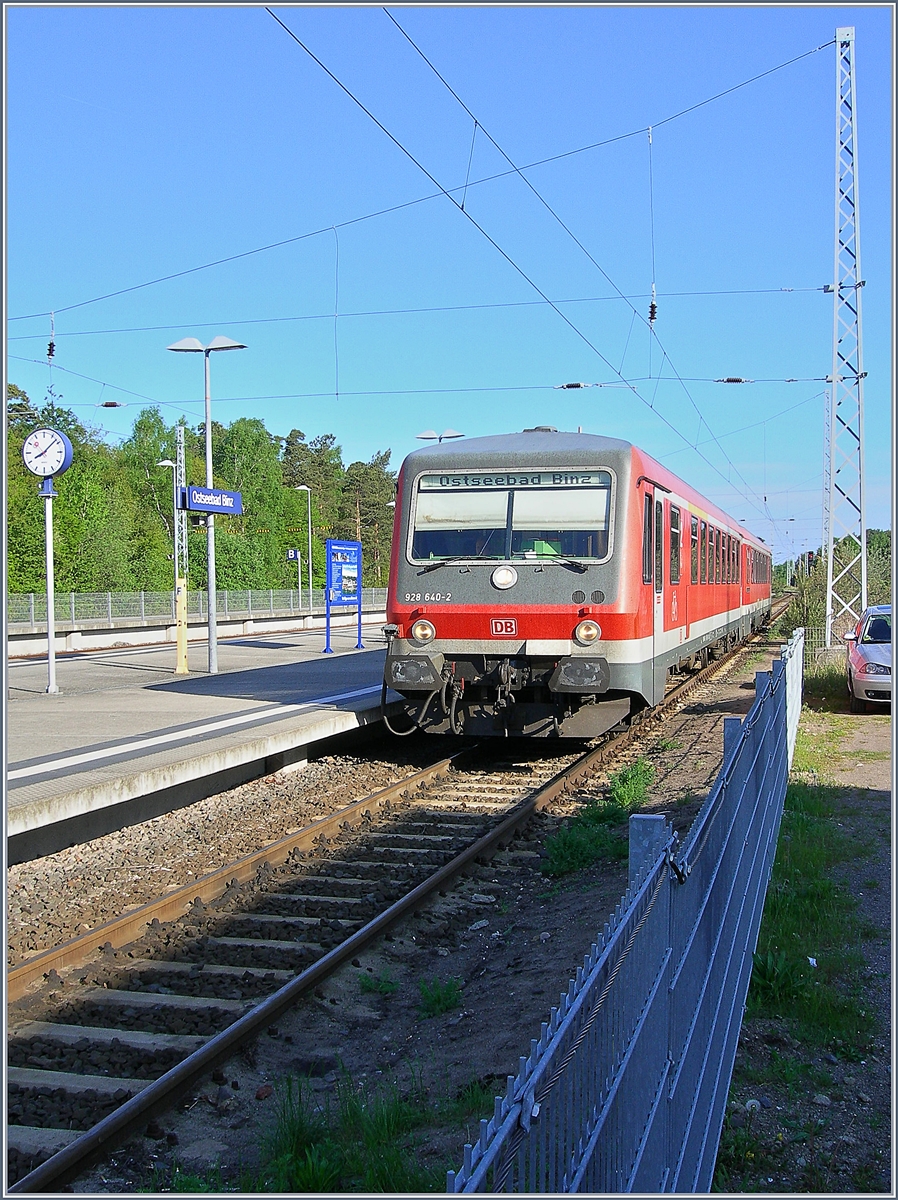 Der DB VT 628 mit dem Steuerwagen 928 640-2 an der Spitze erreicht als RB sein Ziel Ostseebad Binz. 

24. Mai 2006
