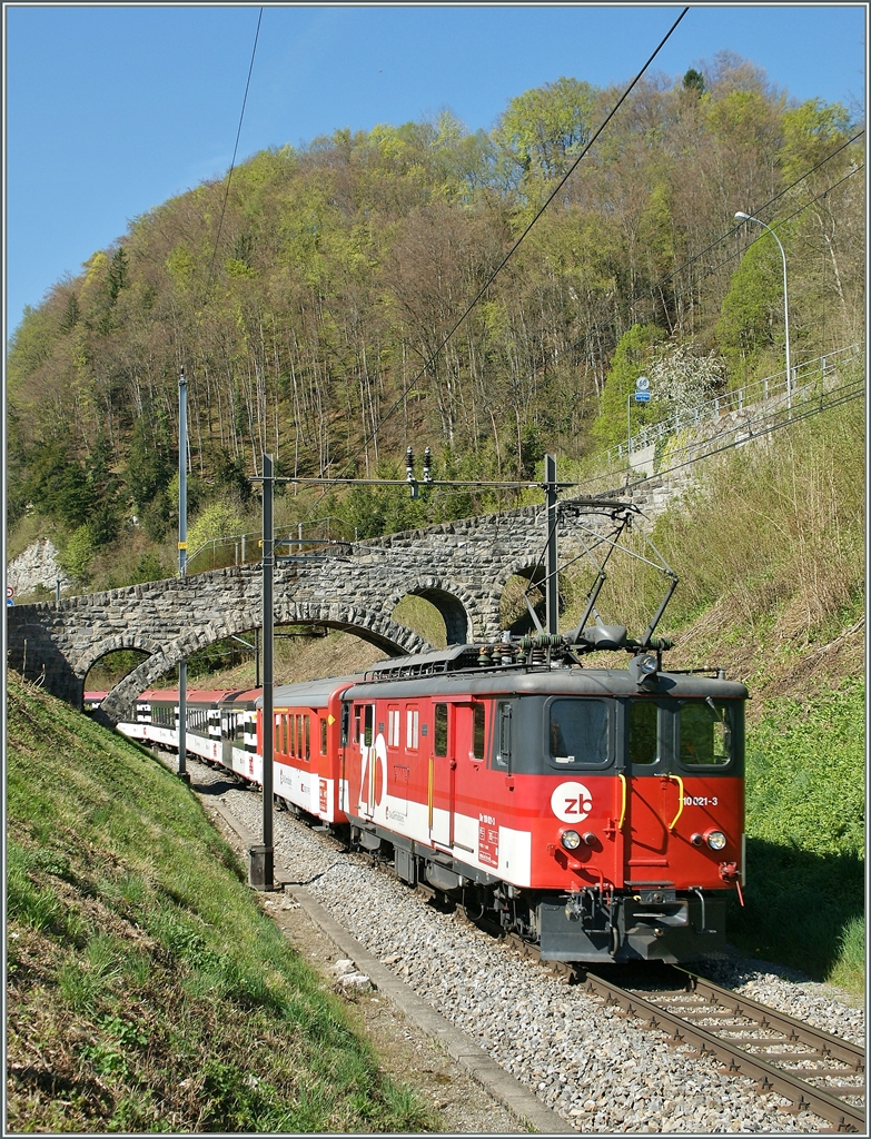 Der De 110 021-3 mit einem IR Interlaken - Luzern bei Niederreid. 
9. April 2011