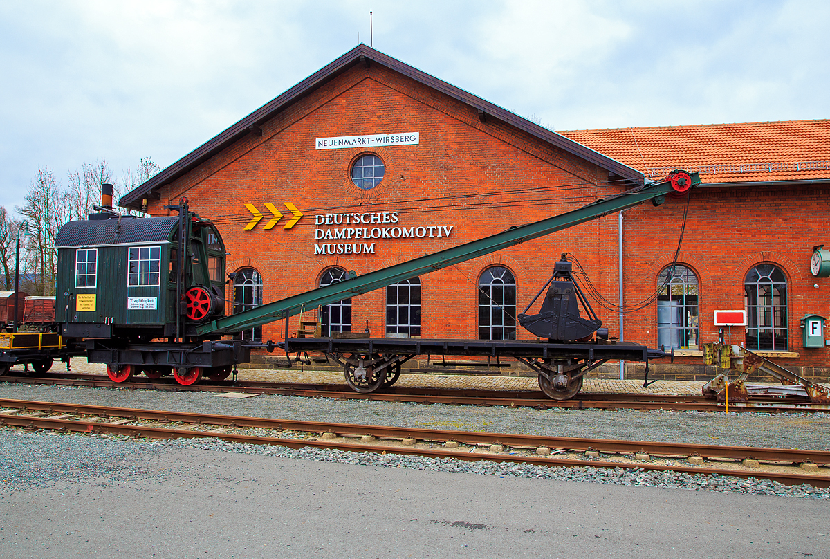 
Der DEMAG Dampfkran / -bagger mit einem zweiachsigen Schutzwagen am 26.03.2016 ausgestellt im Deutschen Dampflokomotiv-Museum DDM in Neuenmarkt-Wirsberg. 

Gebaut wurde der Dampfkran bzw. Dampf-Seilbagger 1927 von der  Demag AG in Duisburg unter der Fabriknummer 5363. Der derzeit nicht betriebsfähige Dampfdrehkran des DDM war bis 1973 im Hafen Deggendorf im Einsatz.

Der Schienenkran hat ein zweiachsiges angetriebenes Laufwerk, einen Drehkranz, neigbarem Ausleger und zwei Zugseilen (für Zweiseil-Greifer). Antrieb durch eine liegende Zwillingsdampfmaschine mit Gabelrahmen, gebohrten Kreuzkopfgleitbahnen. Die Joy-Steuerung mit je zwei schwenkbaren Gleitstücken je Zylinder ist über der Kurbelwelle. Die Welle treibt über Stirnräder und mit Klauenkupplungen ausrückbaren Kegelrädern die Seiltrommeln, das Fahr- und Drehwerk an. Der Kessel ist stehend mit einen max. Druck  8 bar leistet er max. 200 kg/h Dampf. Die Kesselspeisung erfolgt über 2 Injektoren, außerdem ist ein dritter Injektor vorhanden, mit dem bei Bedarf Wasser von außen in den Reservetank gesaugt werden kann.

Der Kran kann auch Rangieraufgaben bewältigen, seine Zugkraft reicht für 3 beladene Wagen (20t) oder 9-10 leere Wagen aus. Der Baggergreifer kann (bei einer Tragkraft 3 t) 1,5 m³ Kohle aufnehmen.

TECHNISCHE DATEN:
Hersteller:	DEMAG AG, Duisburg
Spurweite: 1.435 mm (Normalspur)
Bauart: Dampfkran B n2t
Länge über Kupplung: 4.920 mm
Dienstgewicht: ca. 28 t
Höchstgeschwindigkeit: 6,6 km/h
Tragkraft: 6.000 kg bei Auslage 5,5 m / 2.000 kg bei Auslage 12 m
Steuerungsbauart: einfacher Schieber, umsteuerbar
Zylinderzahl: 2
Dampfdruck: 8 bar
Leistung: 25 bis 30 PS
